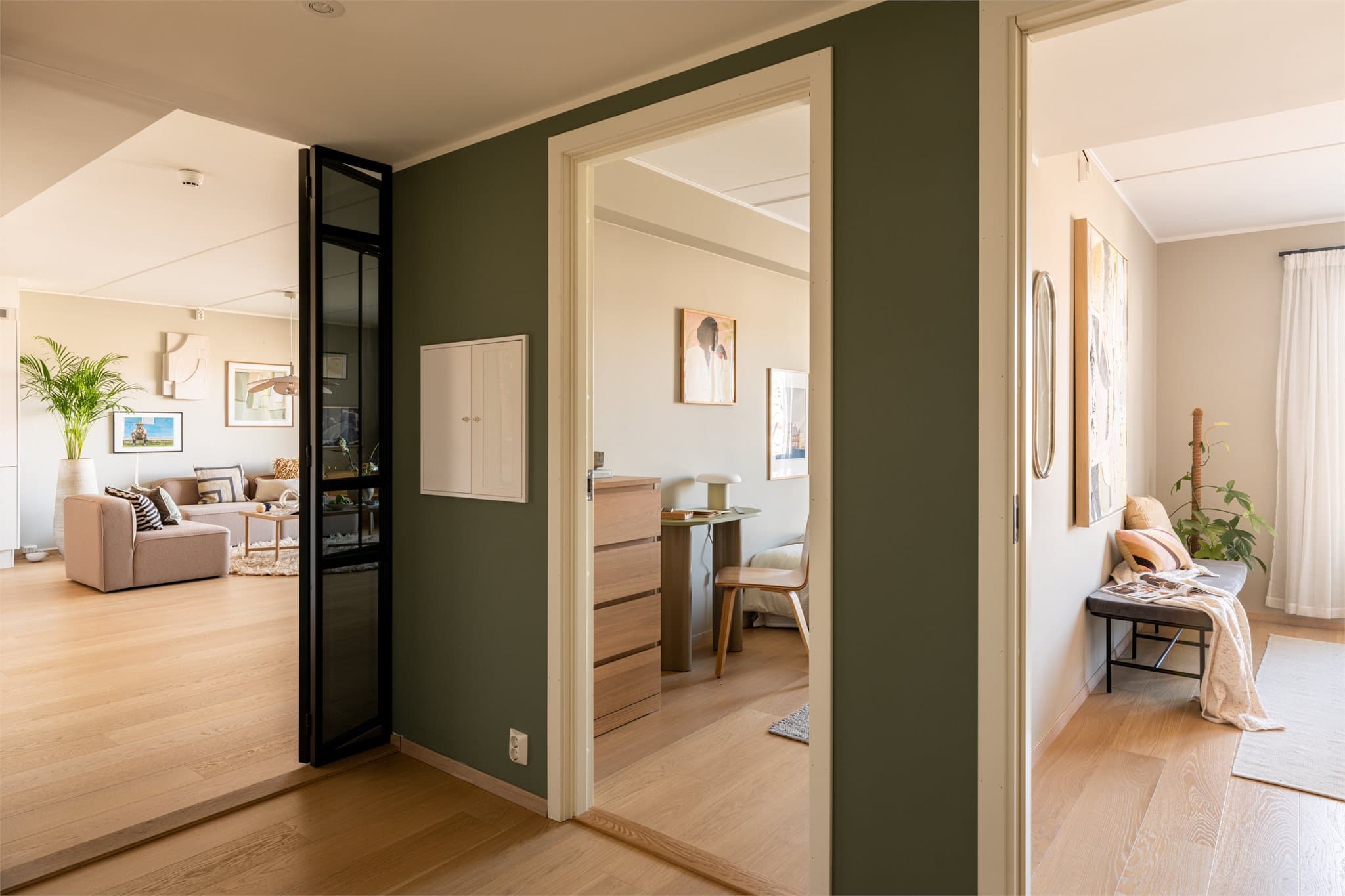 Leiligheten byr på to gode soverom - begge med inngang fra gangen.