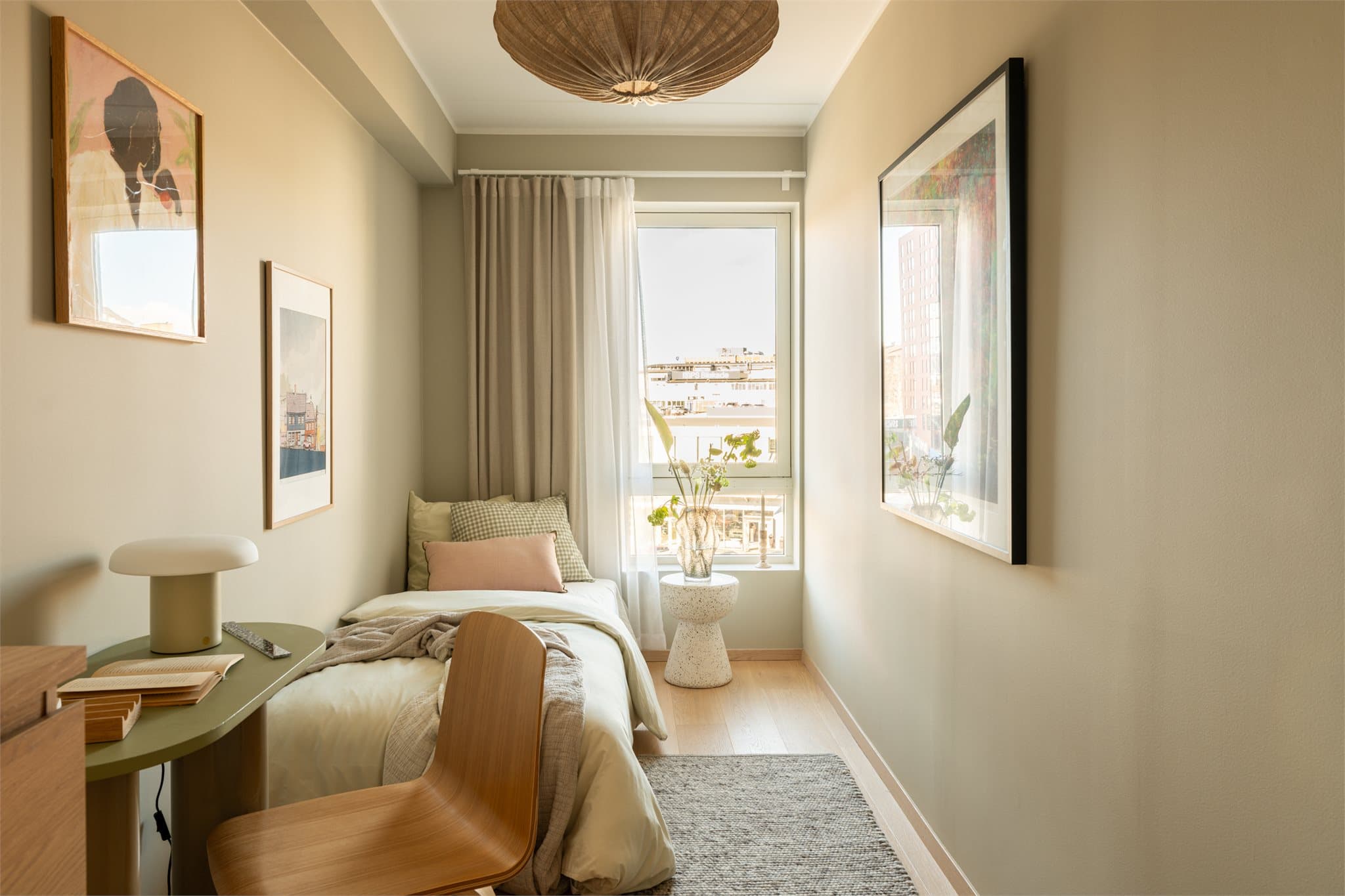 Store vindusflater gir gode lysforhold, og rommet egner seg godt som barnerom, gjesterom eller hjemmekontor.