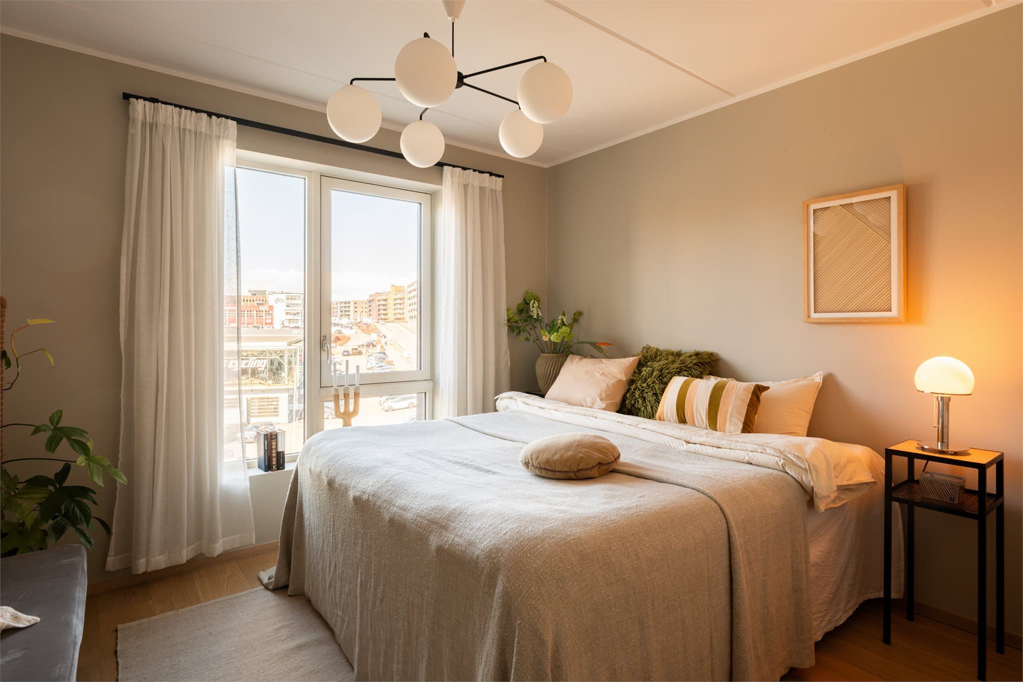 Her er det god plass til en stor dobbeltseng med nattbord på begge sider.