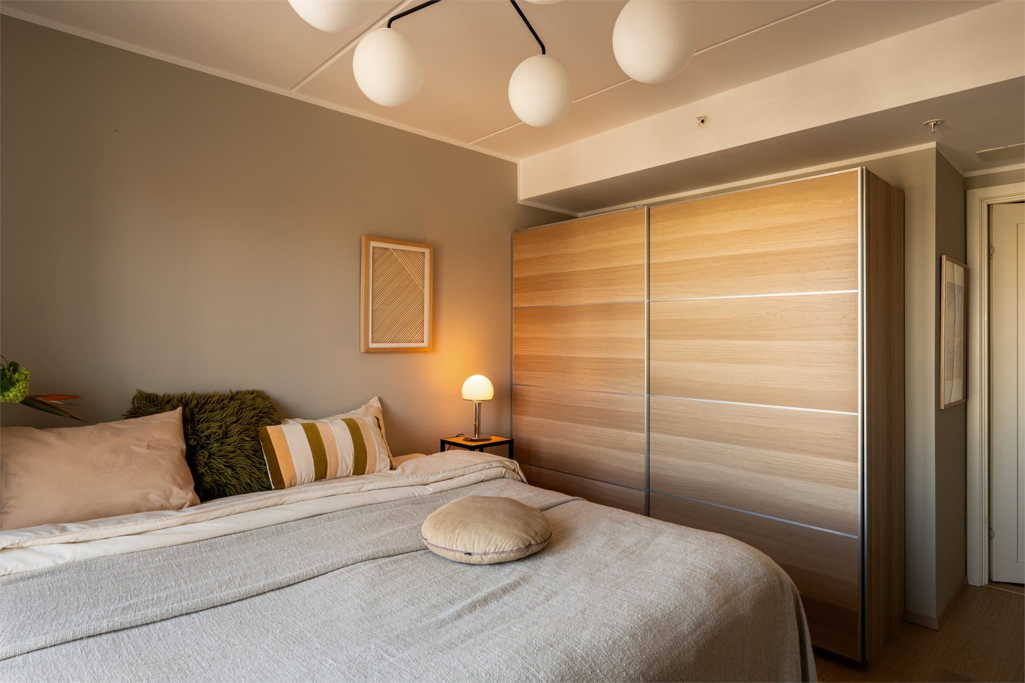 Et funksjonelt og innbydende rom med gode oppbevaringsmuligheter.