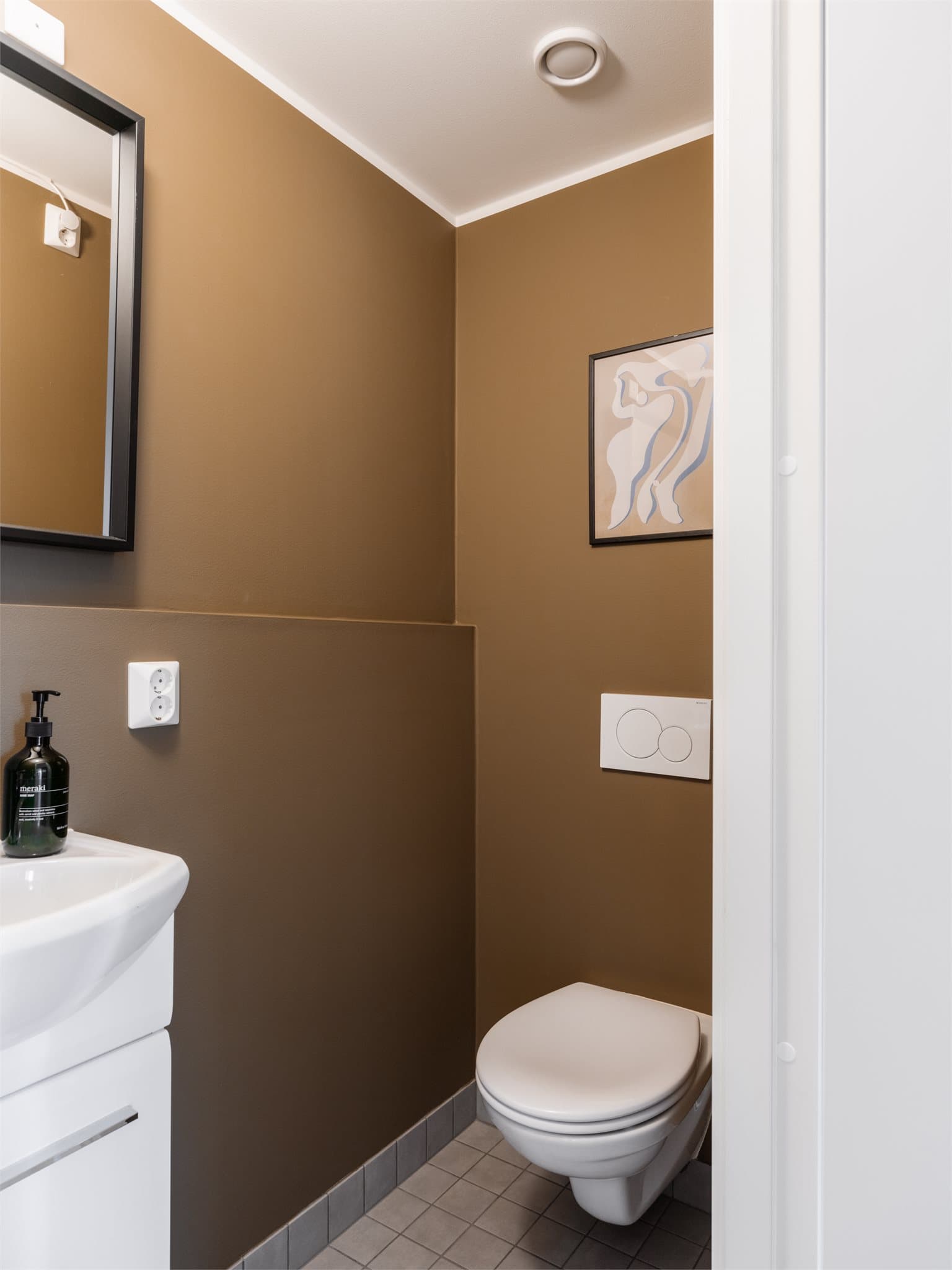 Separat toalettrom malt i en lekker farge.