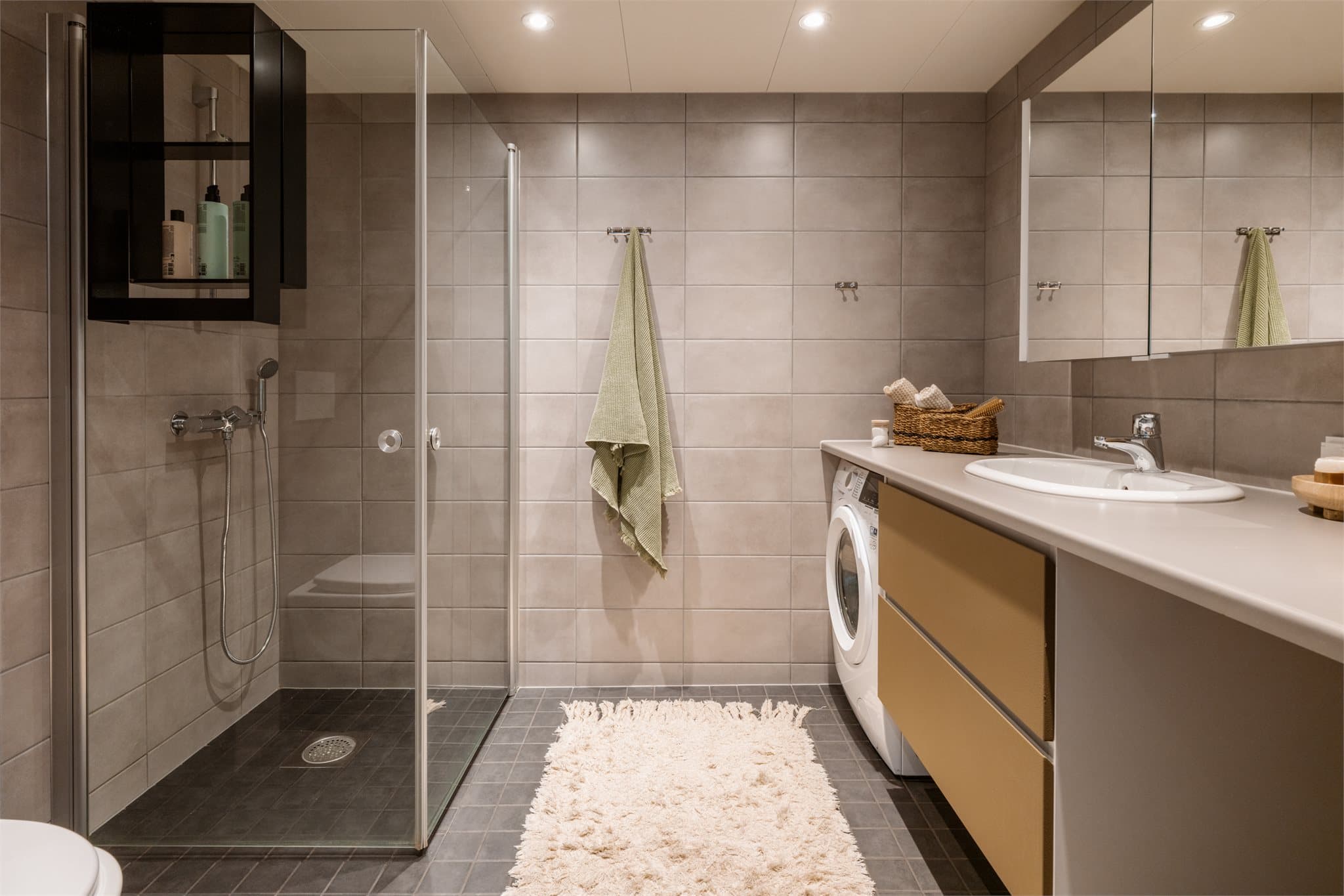 Innbydende og delikat baderom med vannbåren gulvvarme.