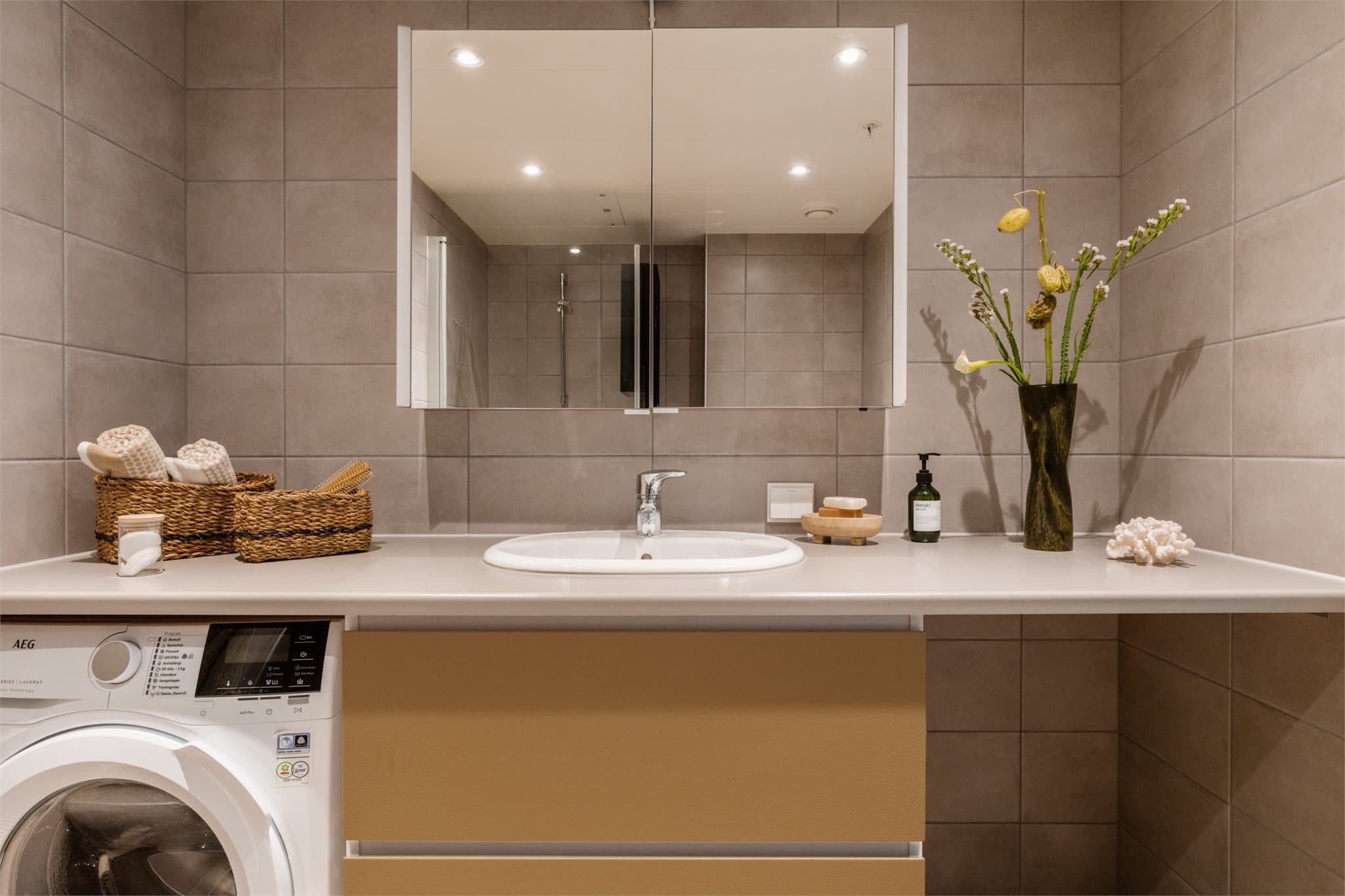 Under benkeplaten er det plass til både vaskemaskin og tørketrommel.