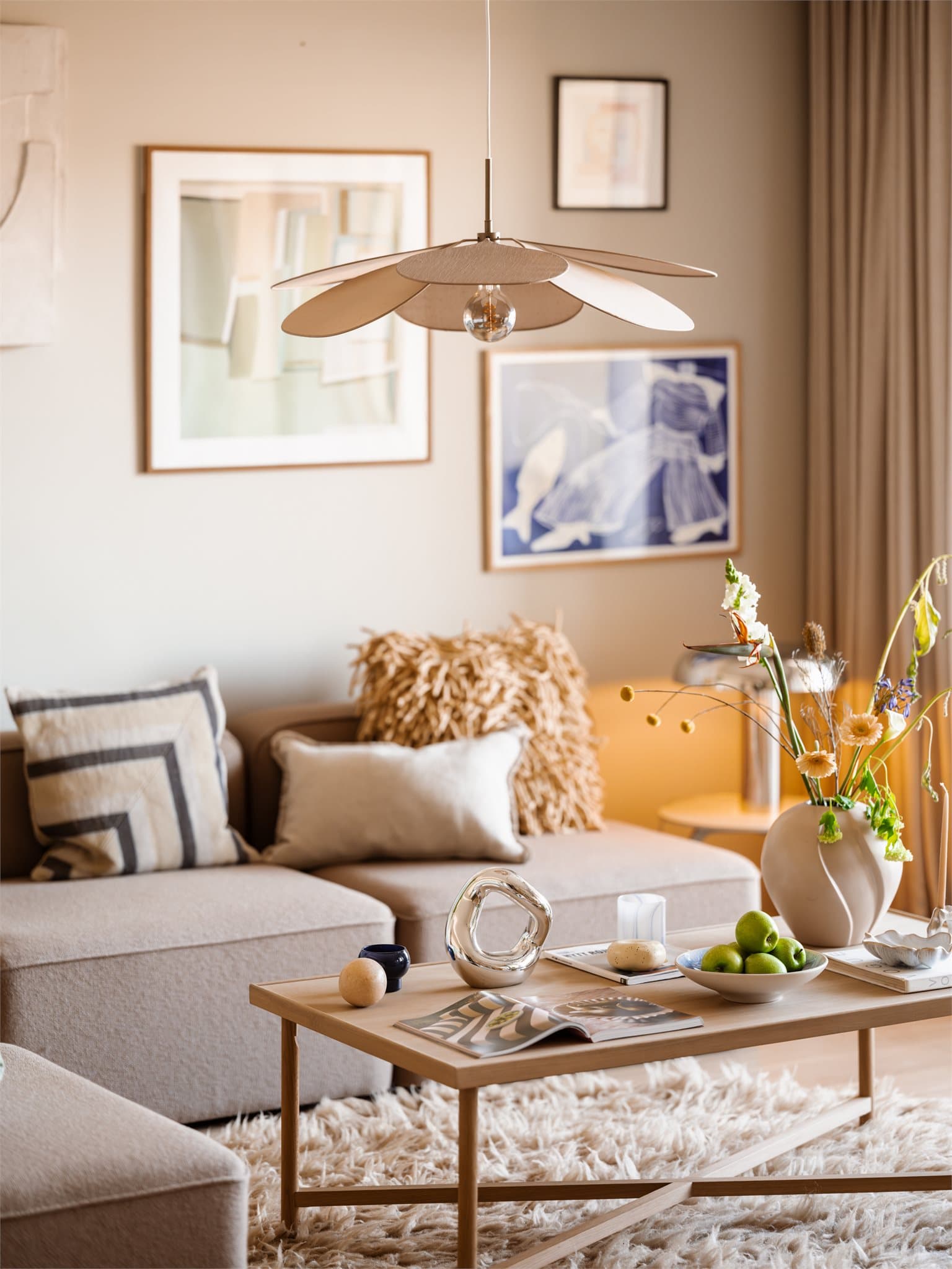 Overflatene er moderne og velholdte, med lyse vegger og enstavs parkett på gulv som gir et stilrent uttrykk.