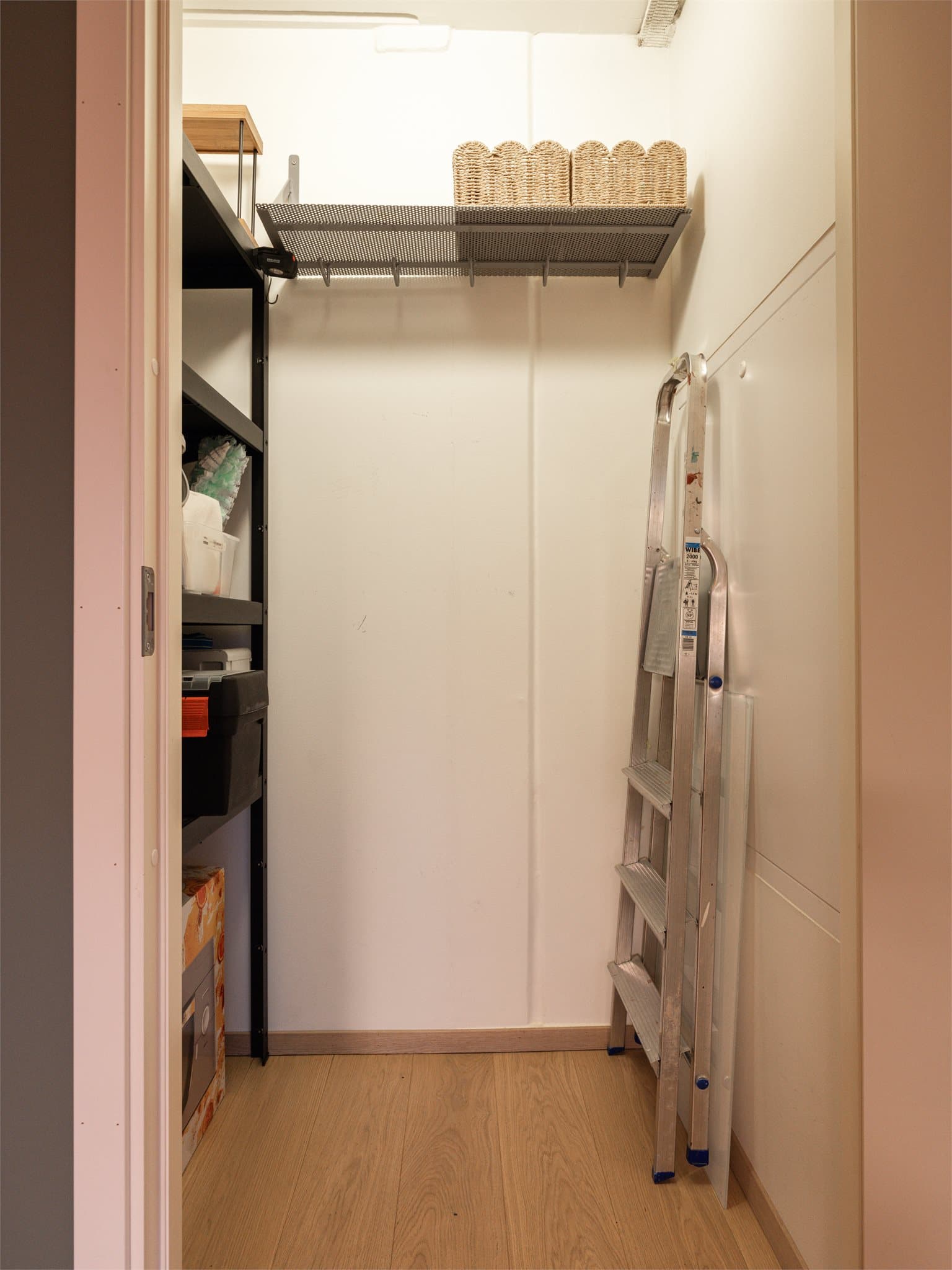 I tillegg finner man en separat bod med god lagringsplass, ideell for oppbevaring av yttertøy, sko og diverse utstyr.