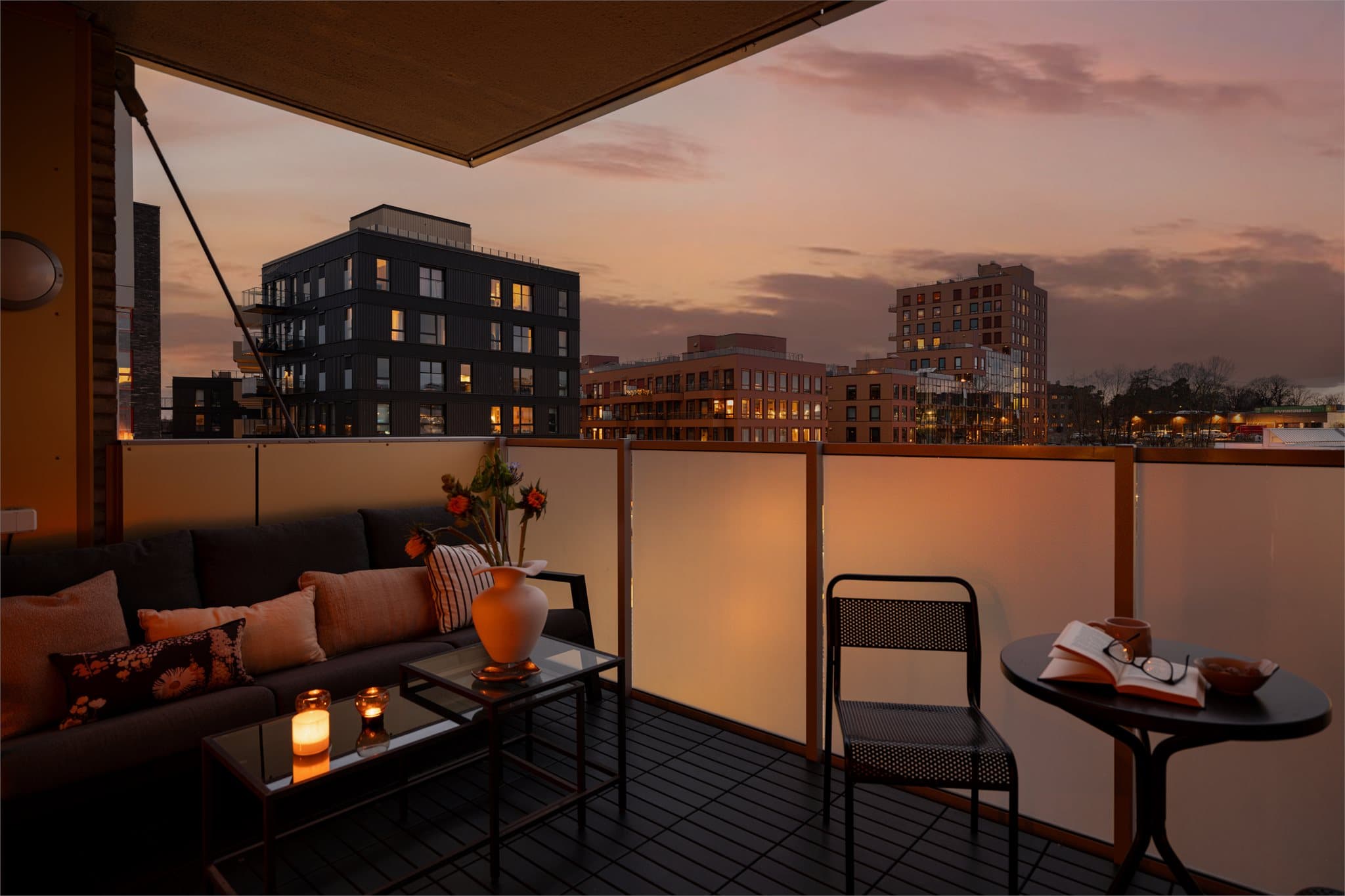 Nyt sommeren på den vestvendte balkongen som er målt til hele 10m².