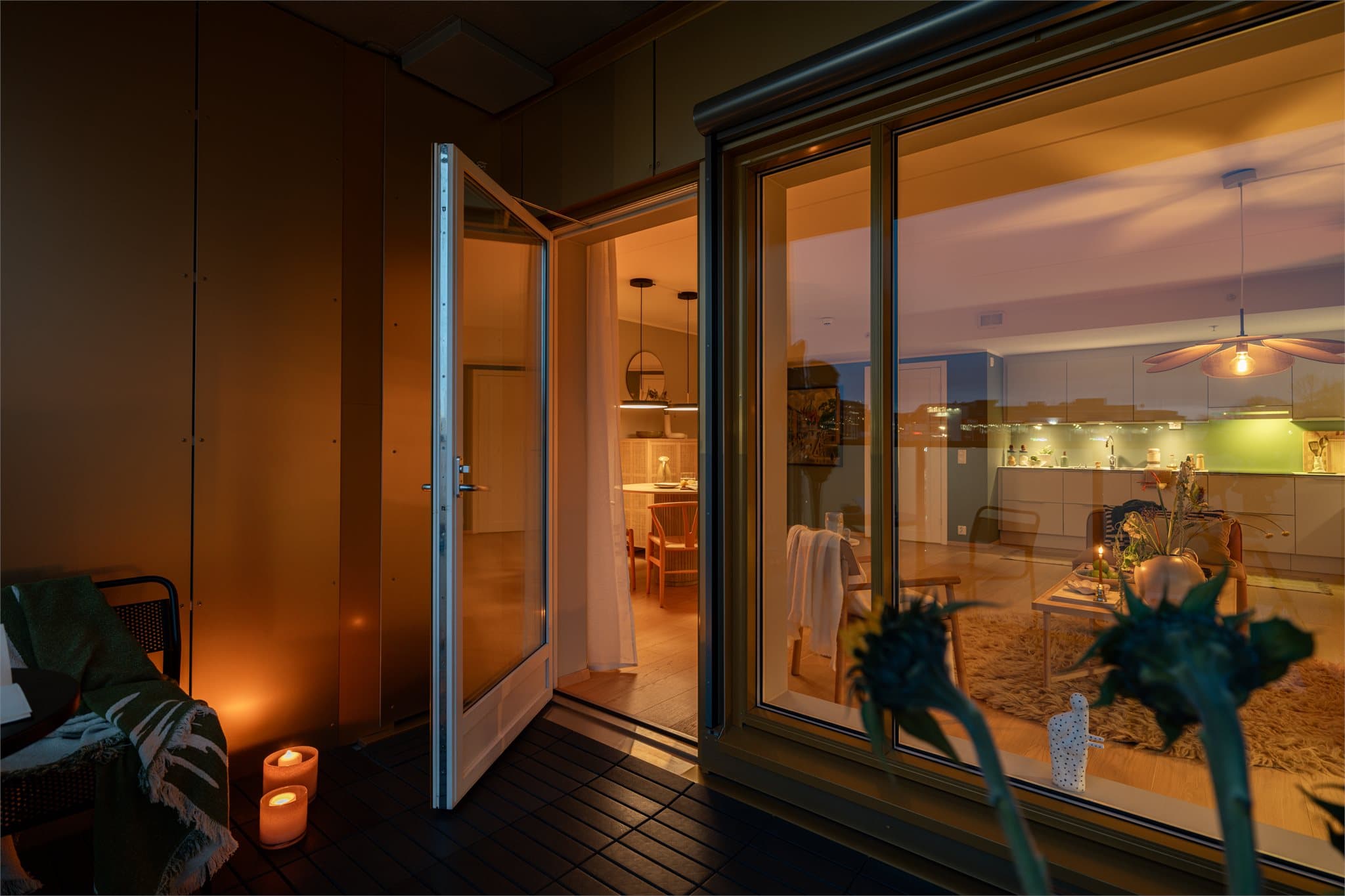 Det er montert utvendig solskjerming på vindu mot balkongen.