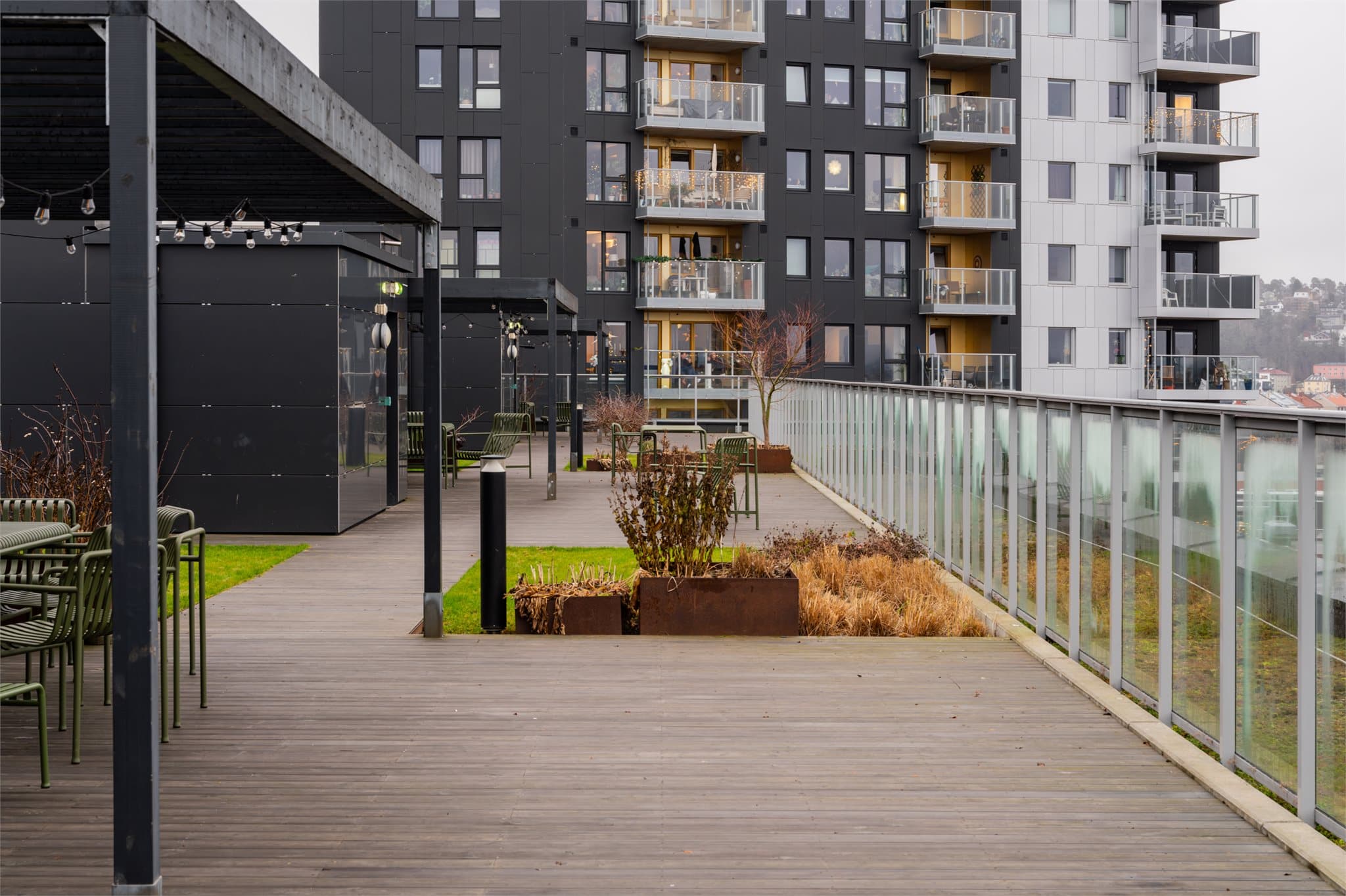 Godt med sitteplasser på takterrassen, så her kan du invitere venner og familie til hyggelige sammenkomster.