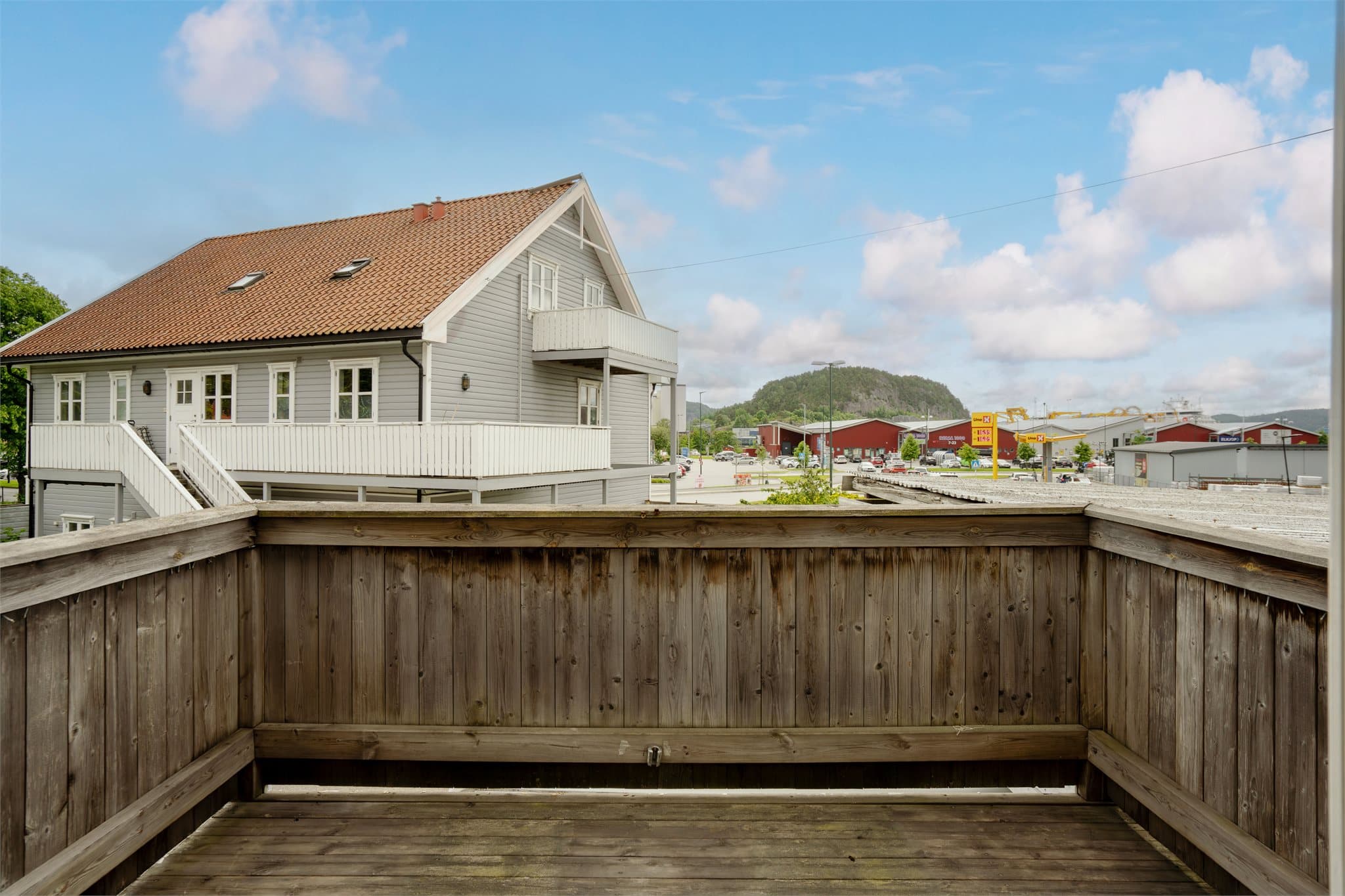 Fra den sørvendte treterrassen har du utsyn over nærområdet.
