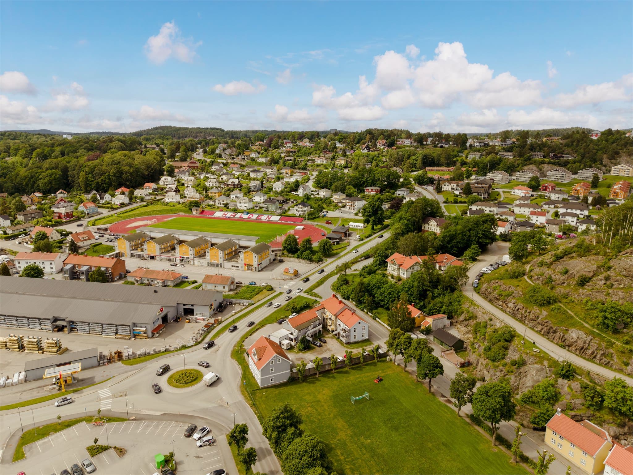 Halden stasjon, med togforbindelse på linje RE20, nås på rundt 11 minutter til fots.
