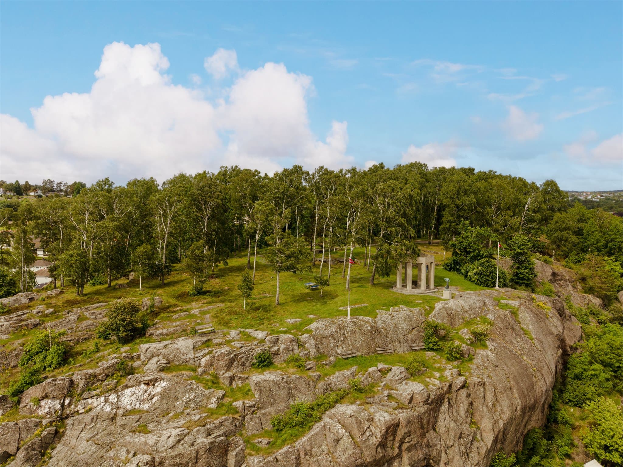Rødsfjellet ligger rett i nærheten, med panoramautsikt til hele Halden sentrum.