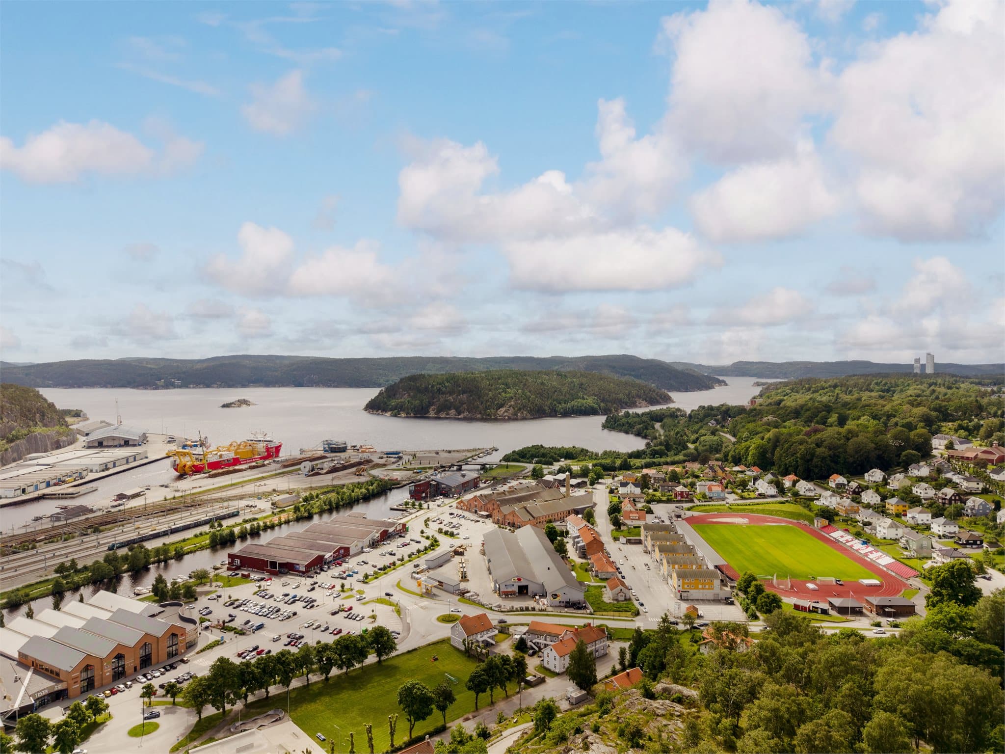 Fra høyden har man en vidstrakt utsikt over Halden sentrum, havnen og Iddefjorden.