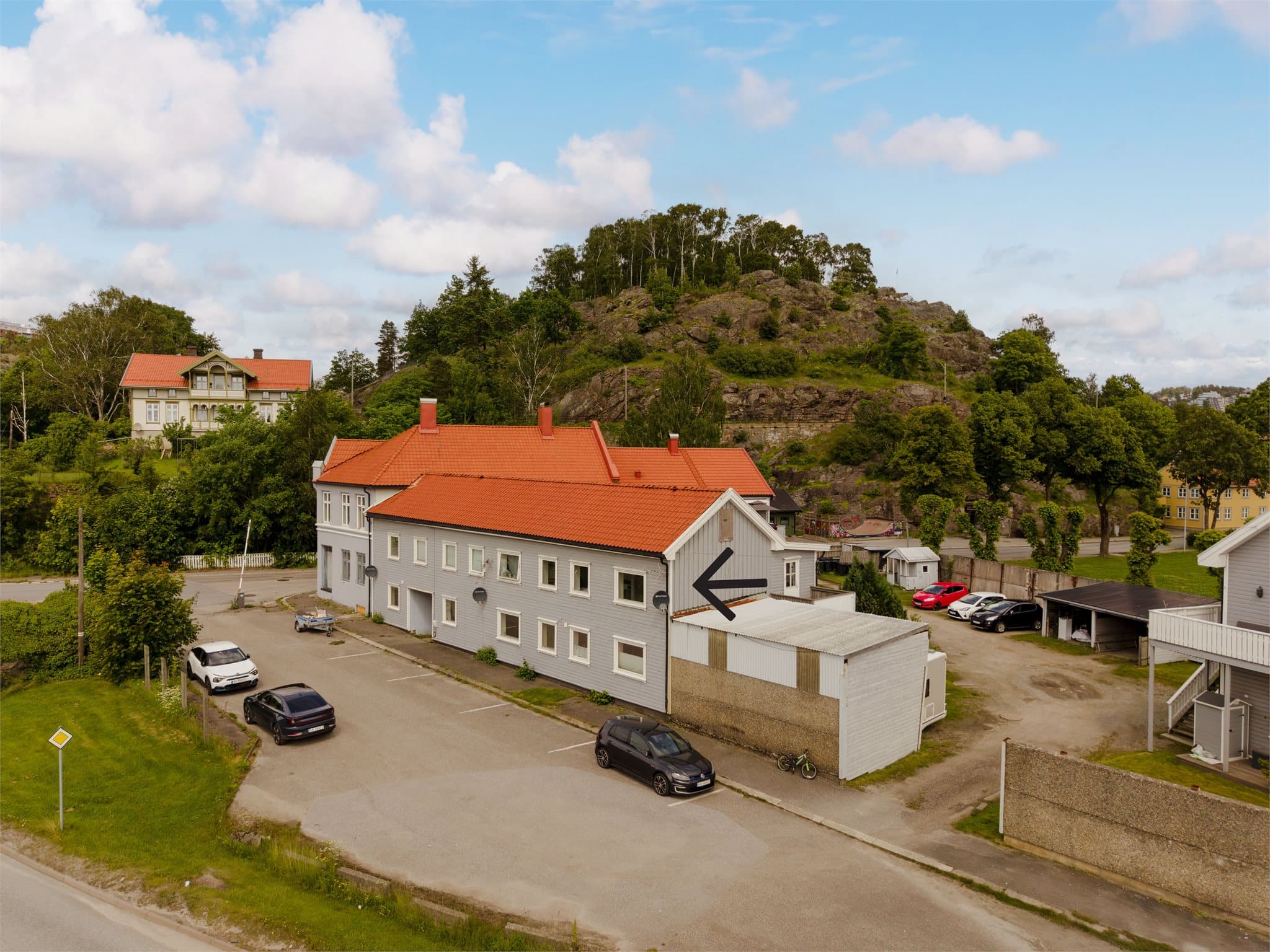 Eiendommen har en felles, gruset bakgård.