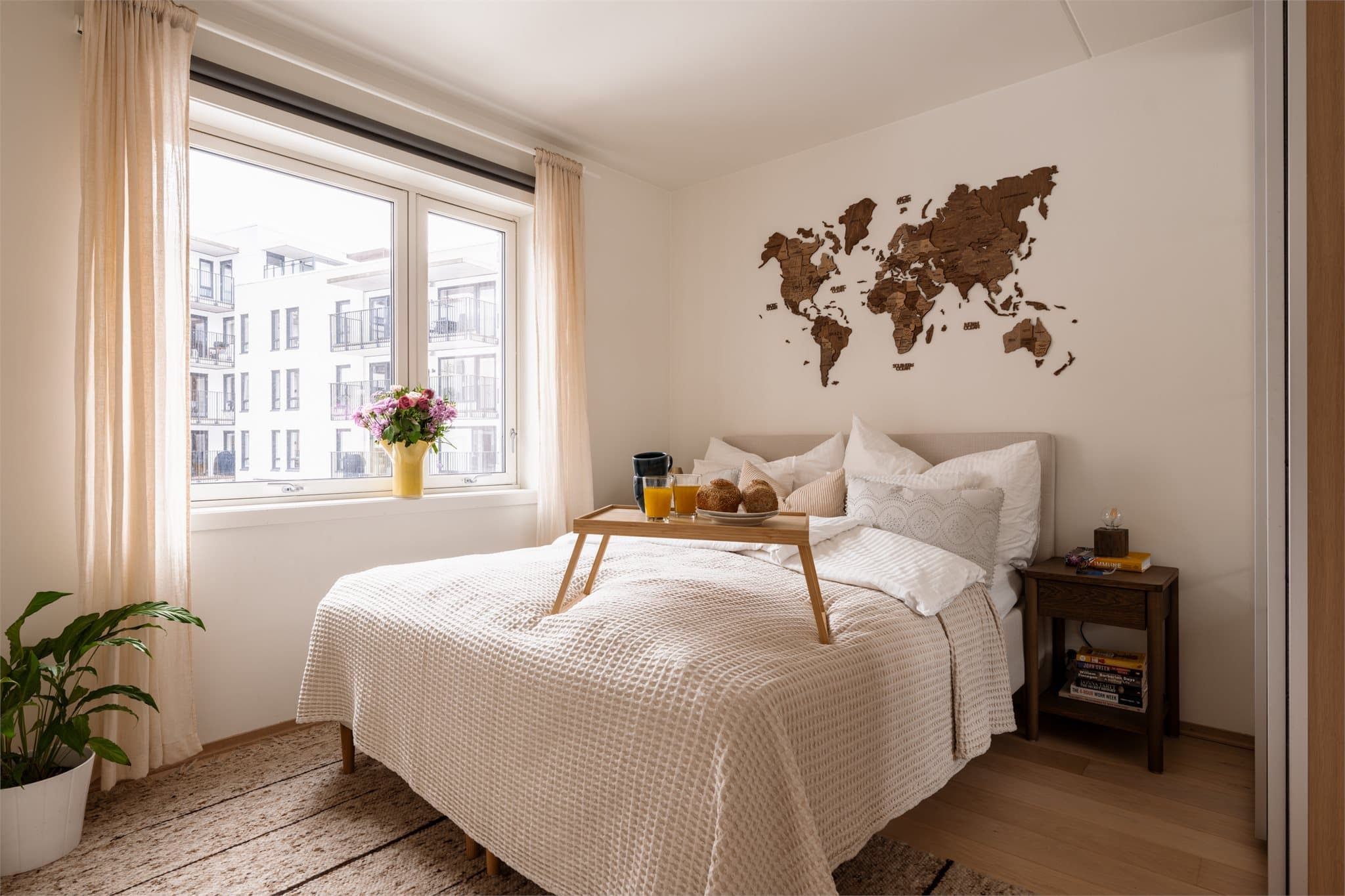 Et lyst og romslig soverom med god plass til dobbeltseng, nattbord og øvrig møblering.