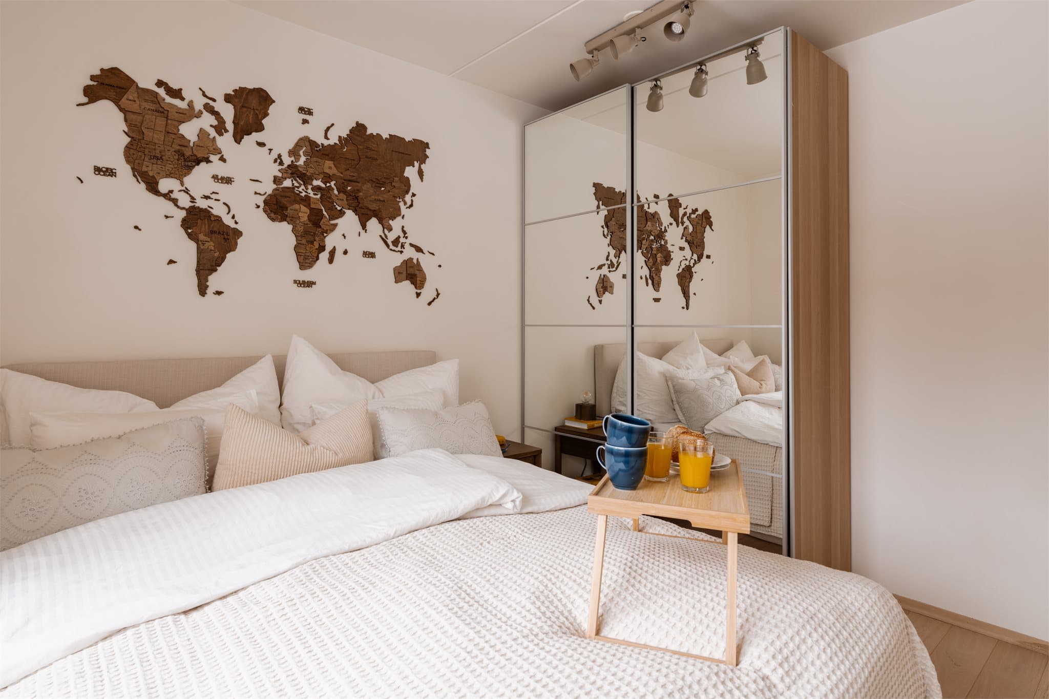 Stort garderobeskap med god oppbevaringsplass.