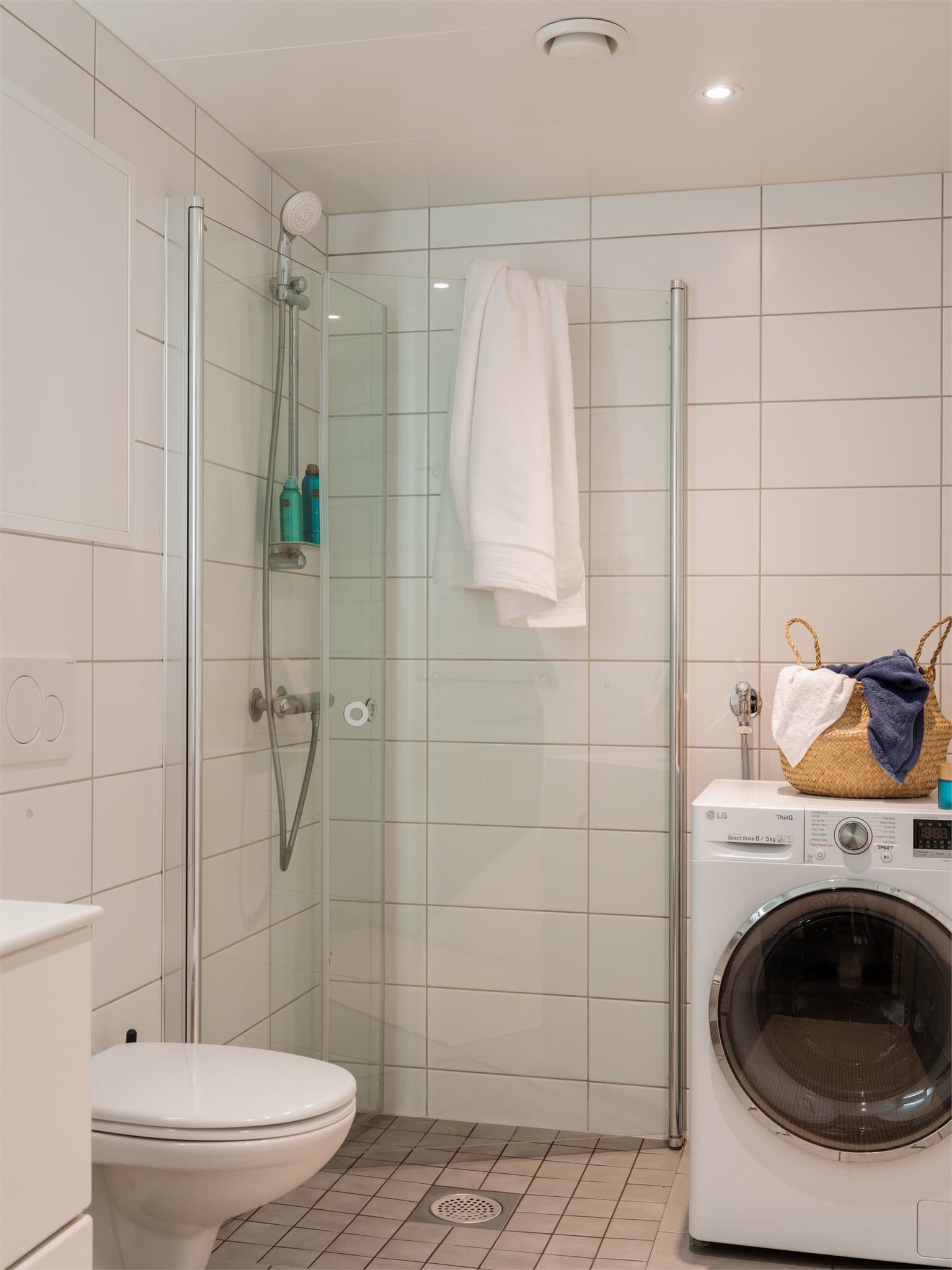 Det er selvsagt varme i gulvet og opplegg for vaskemaskin.