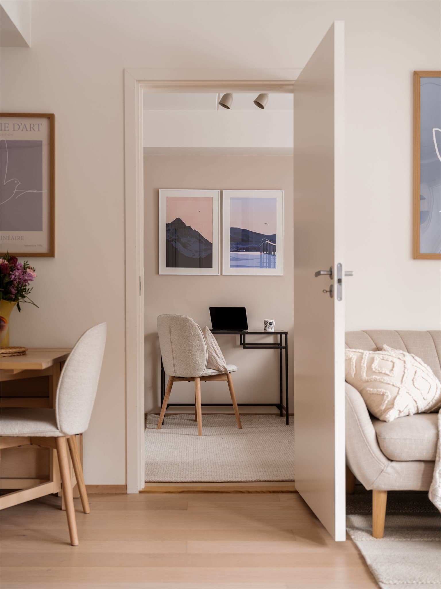 I andre enden av leiligheten ligger det andre soverommet - la oss ta en kikk!