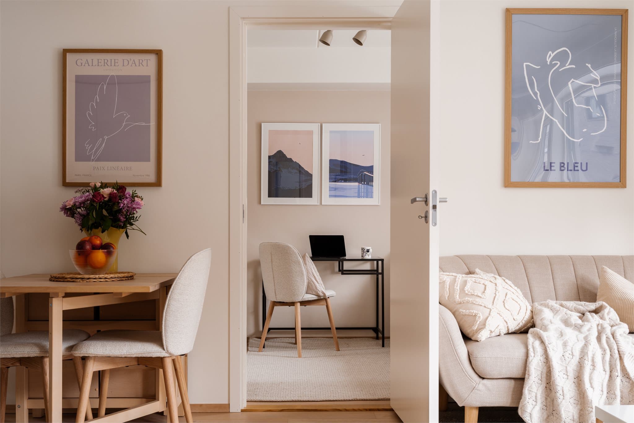 Her bor dere i et nyere og moderne hjem fra 2019.