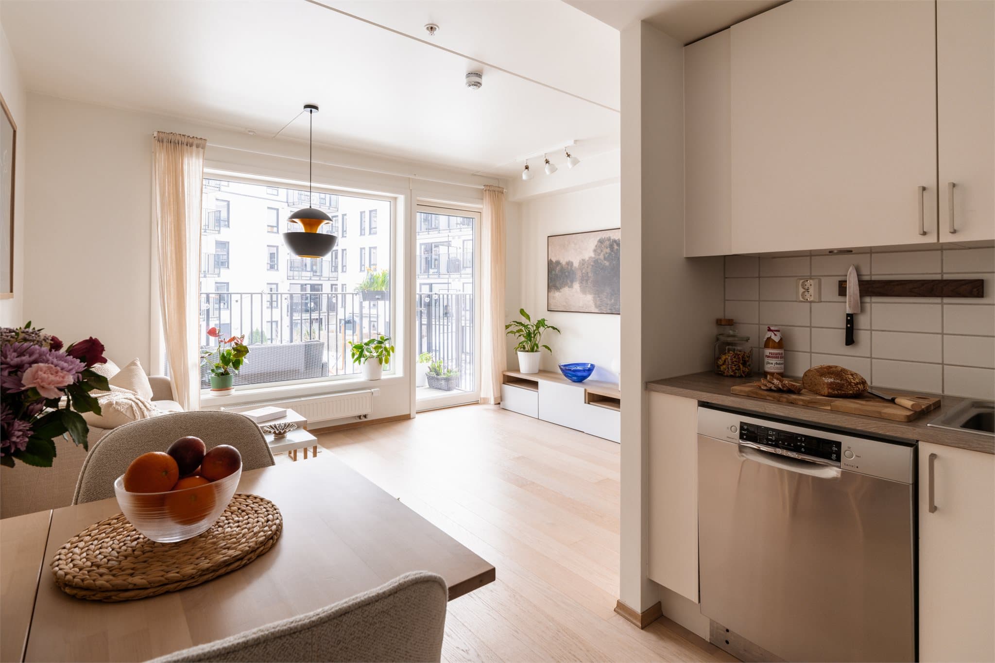 Leiligheten byr på en meget god planløsning, rikelig med naturlig lys og god standard.