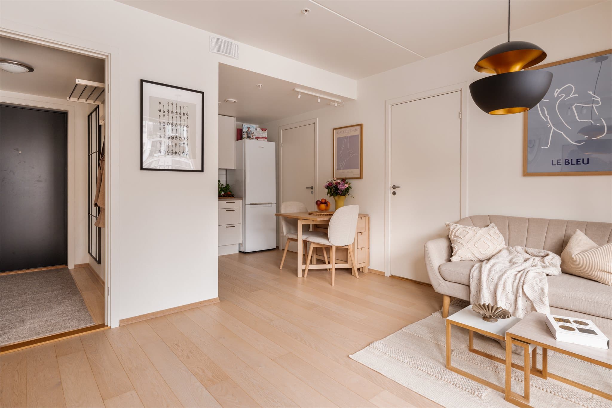 Stue og kjøkken i åpen løsning! Her er det god plass til å innrede akkurat slik dere ønsker.