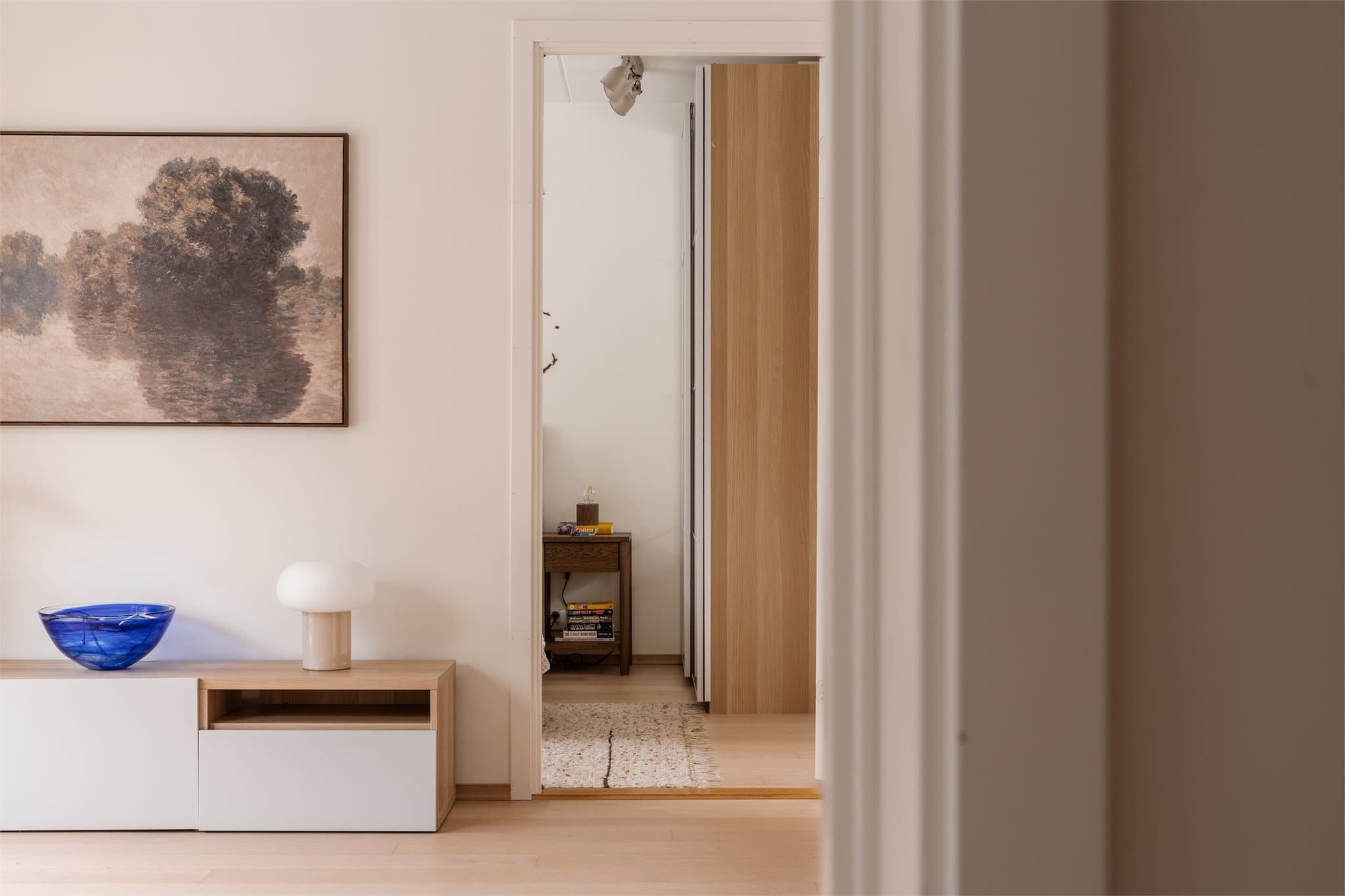 Videre får dere to gode soverom, praktisk plassert på hver sin side av stuen.