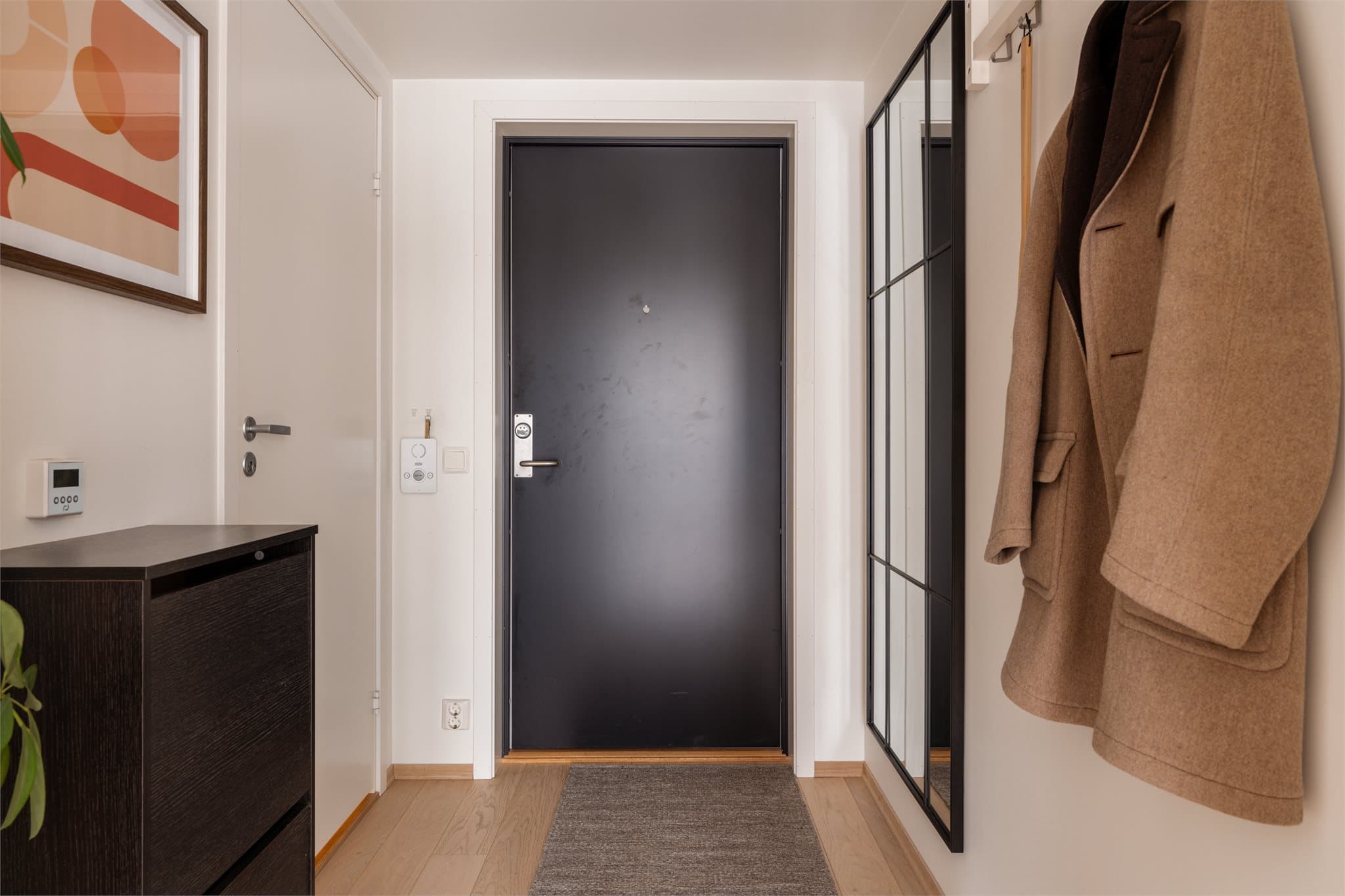 Velkommen inn - innbydende entré med god plass til praktiske møbler.