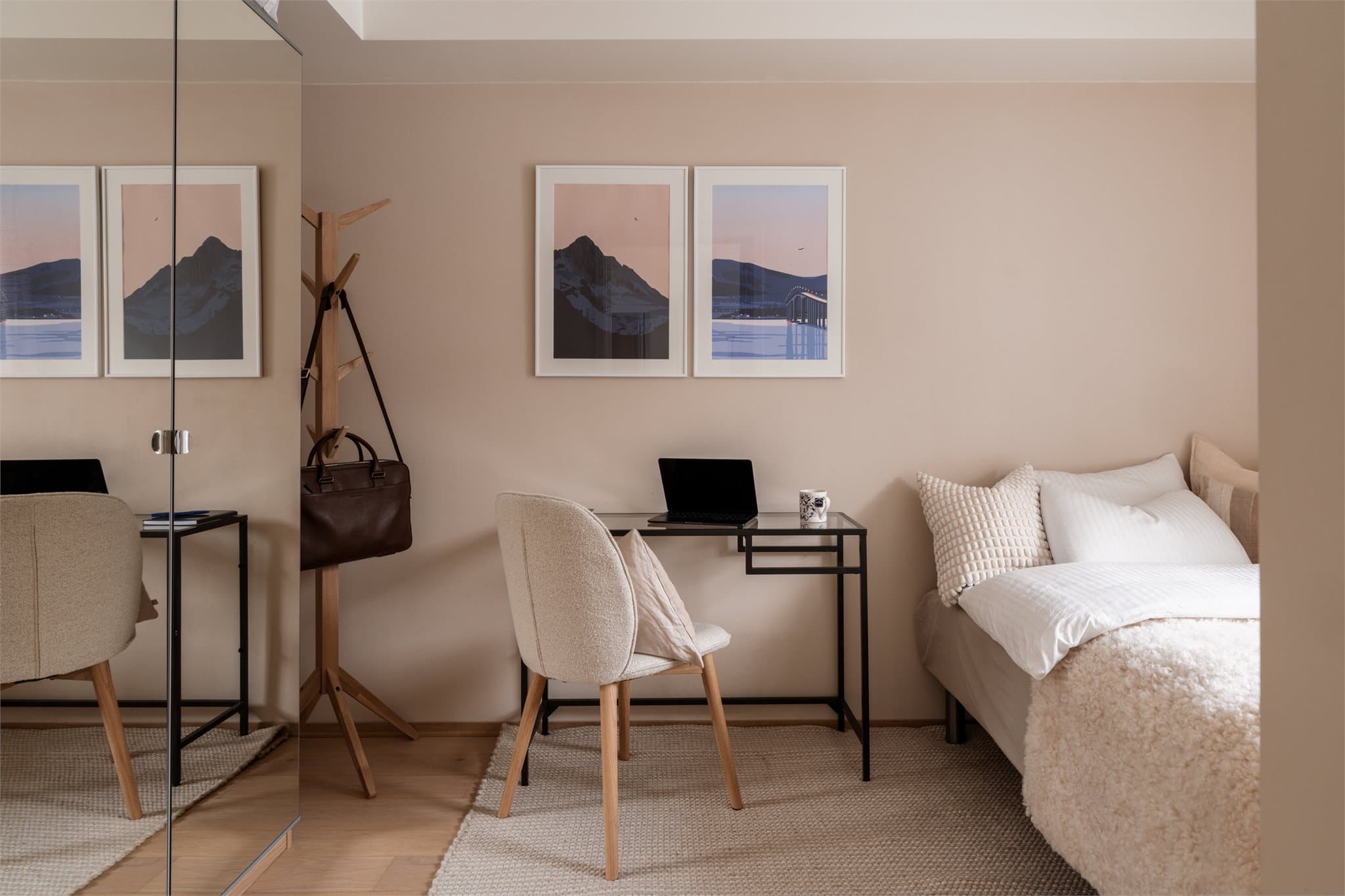 Også dette rommet byr på god plass til alt man trenger! Herunder dobbeltseng, skrivebord eller hva enn du måtte ønske.