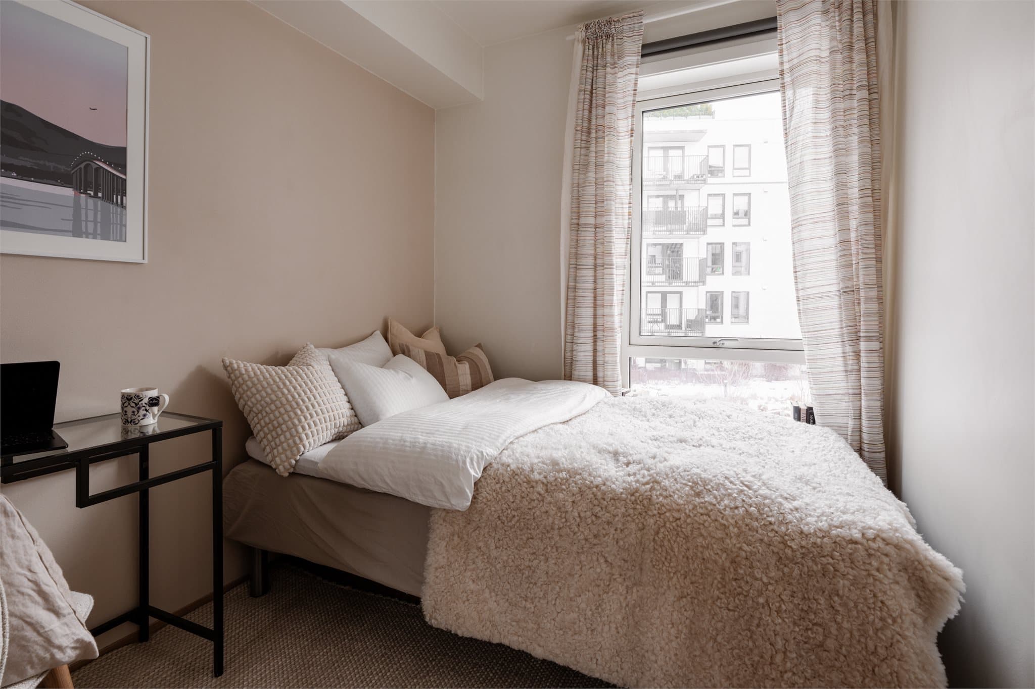 Det store vinduet gir godt med lys til rommet.