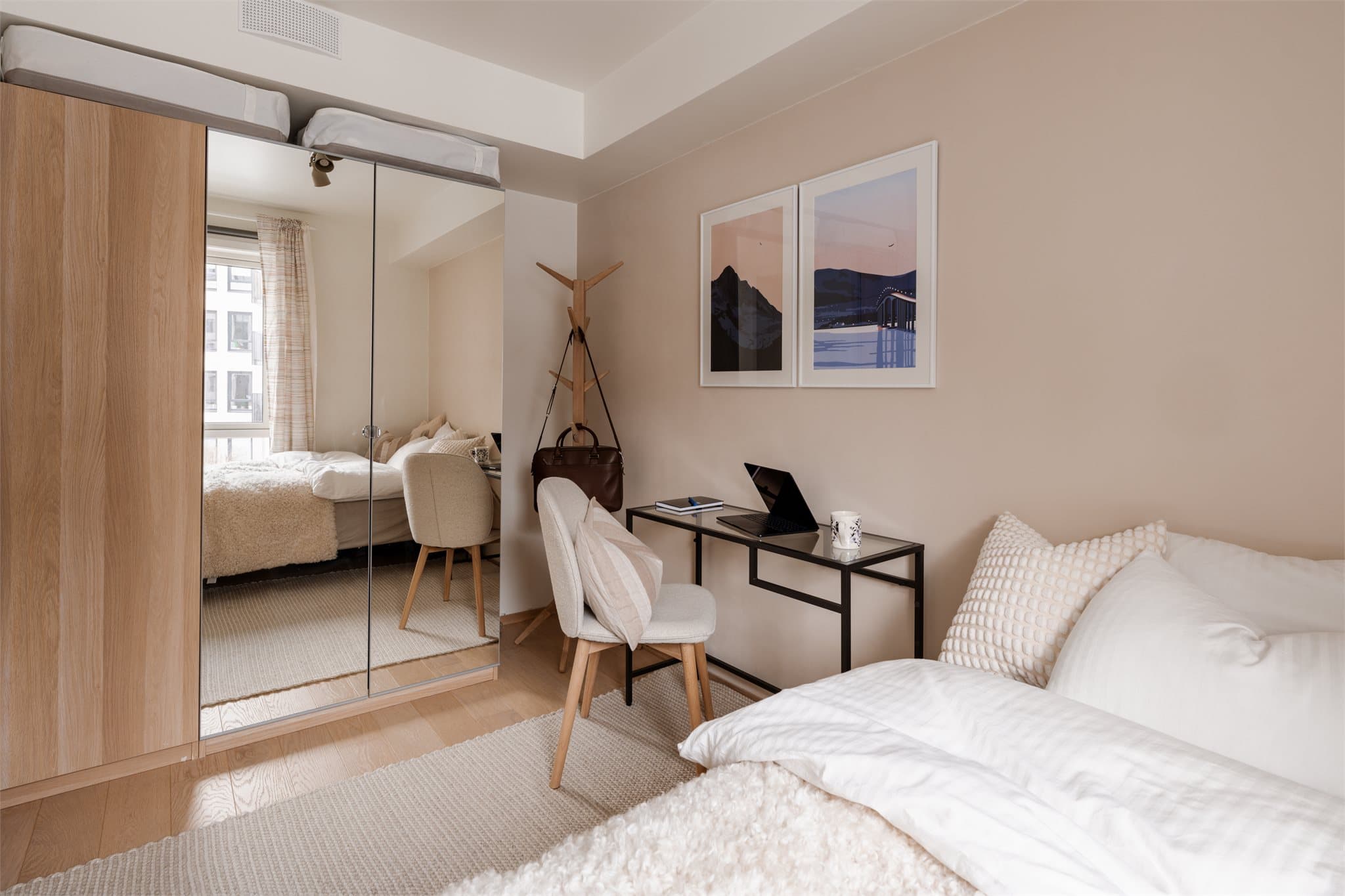 En stor garderobeløsning sørger for mye skapplass.