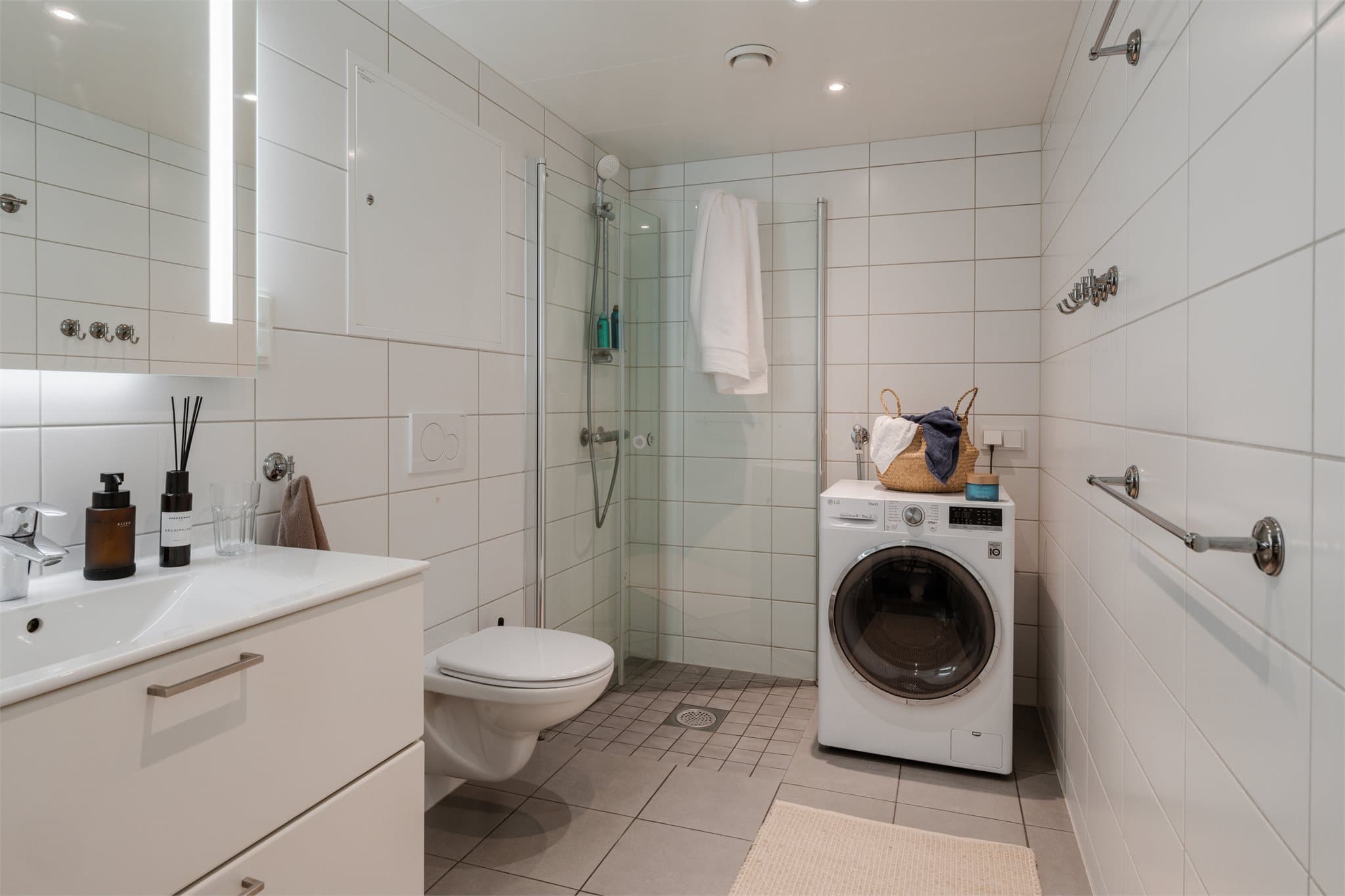 Stort og lys baderom med flislagte overflater.