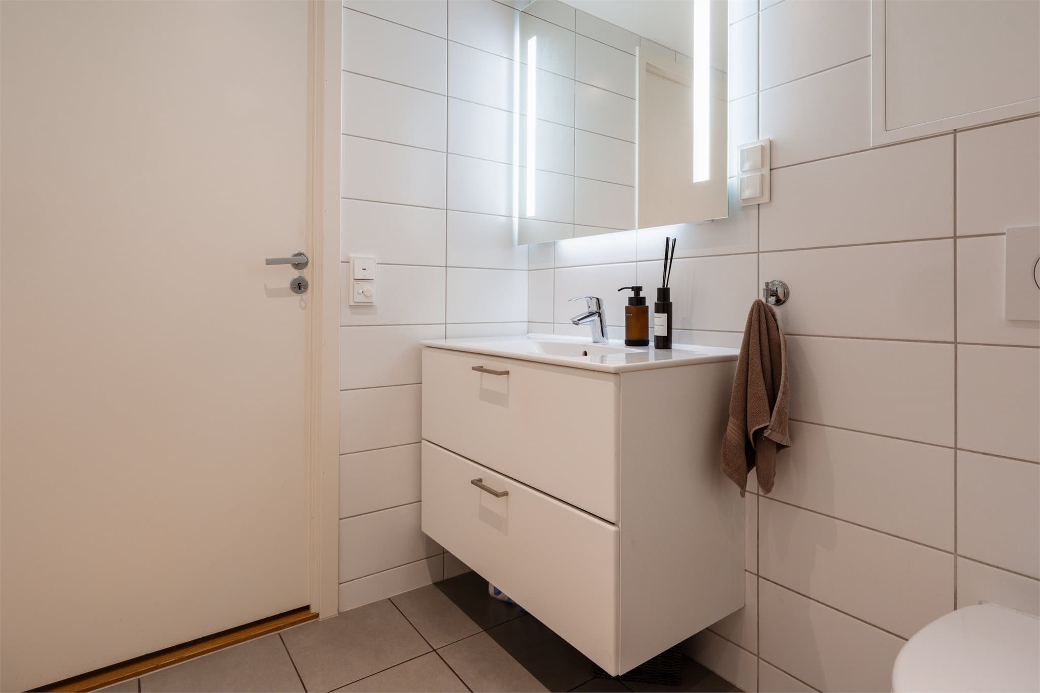 Moderne innredning og speil med integrert belysning.