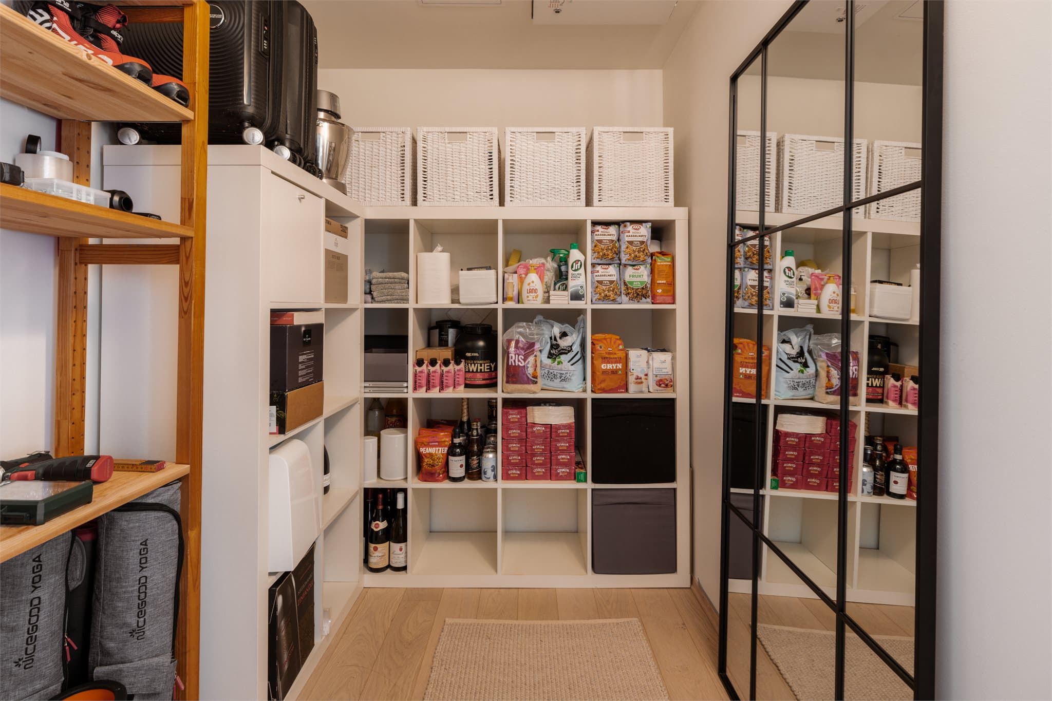 Stor innvendig bod! Lag din egen drømmegarderobe, eller benytt rommet til å stue vekk støvsugeren, langkosten og alt du ellers ønsker gjemt - men innen rekkevidde.