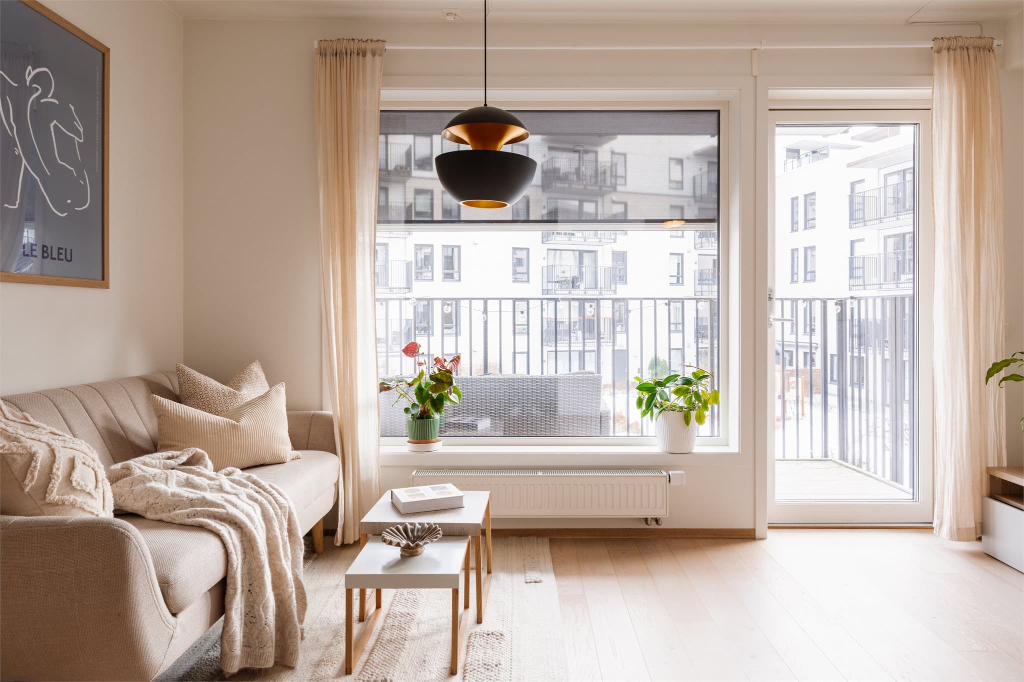 Store vindusflater gir rommet rikelig med naturlig lys, mens utvendige markiser gir god og fleksibel skjerming ved behov.