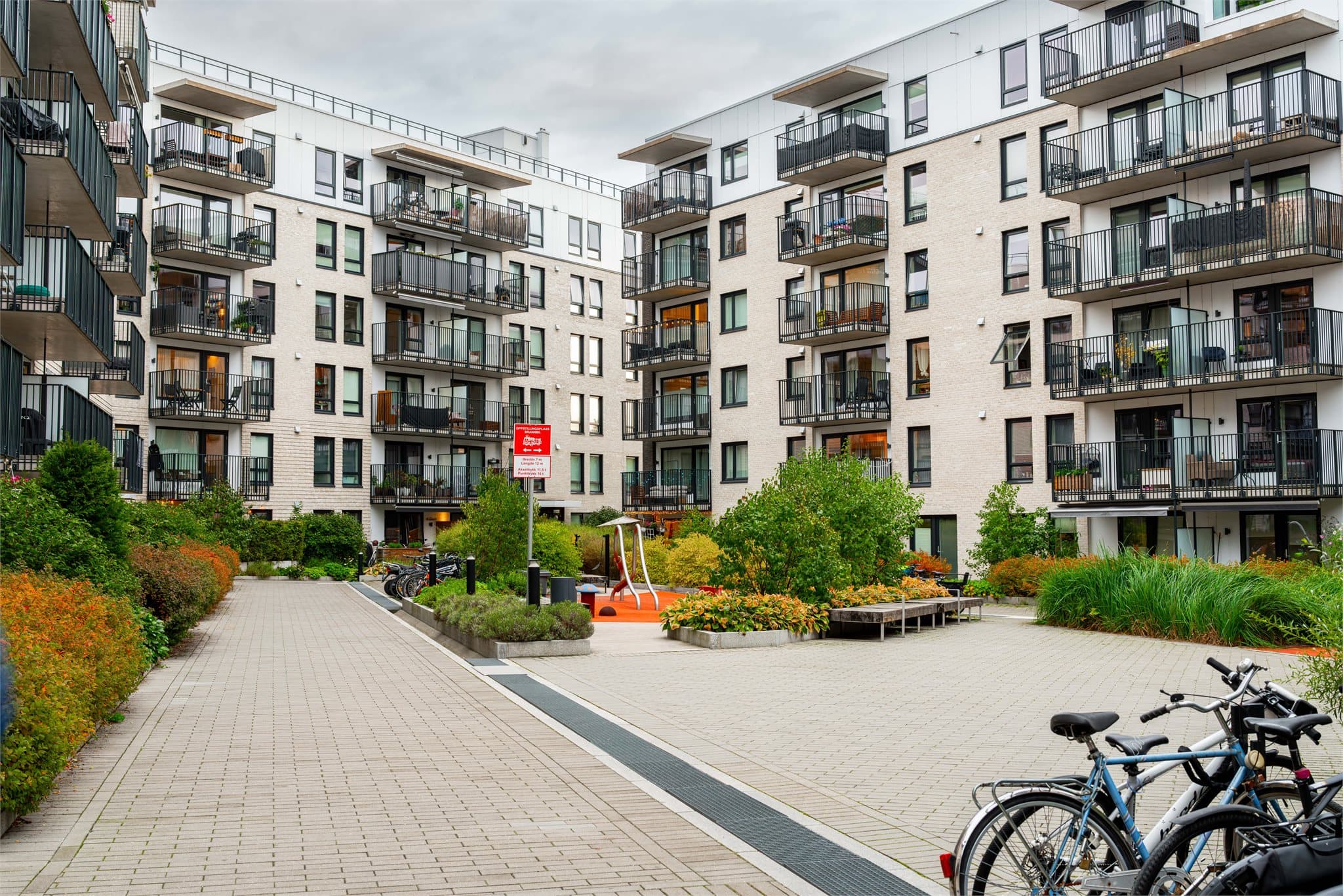 Indre gårdsrom er et hyggelig samlingspunkt med lekeplass for barna.