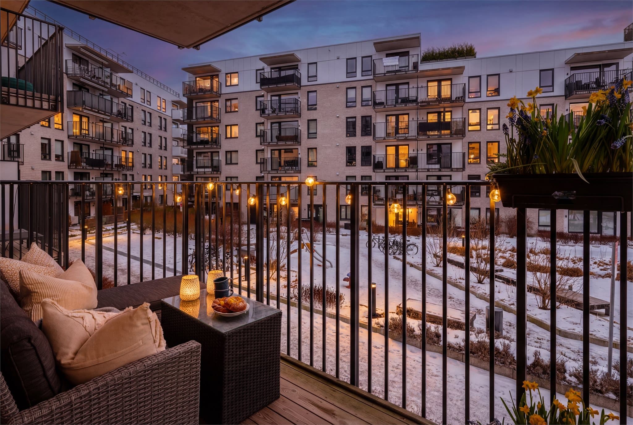 Sameiets bakgård er meget stille og rolig - hele leiligheten vender ut mot indre gårdsrom