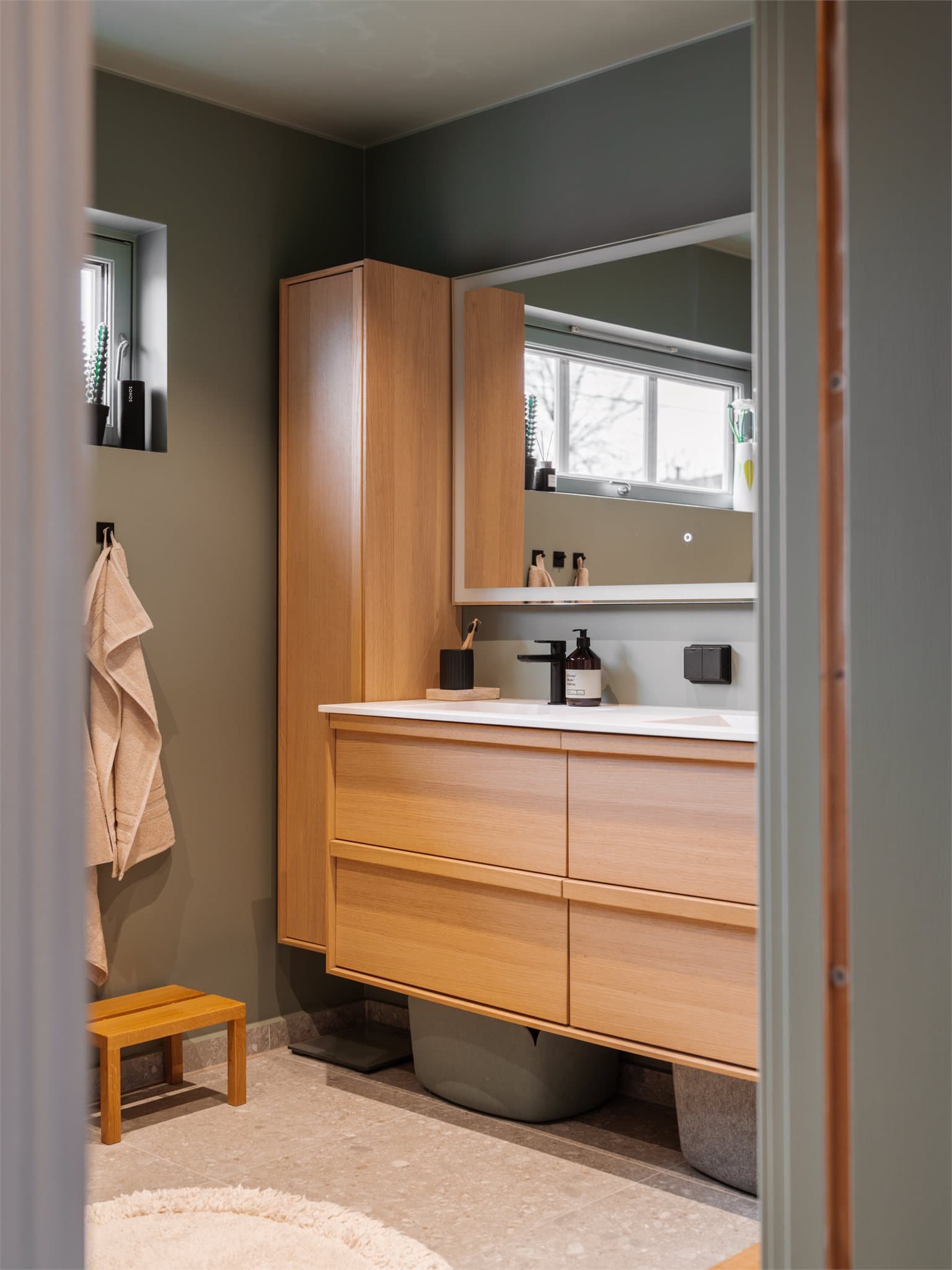 Lekkert baderom fra 2023 med påkostede løsninger.