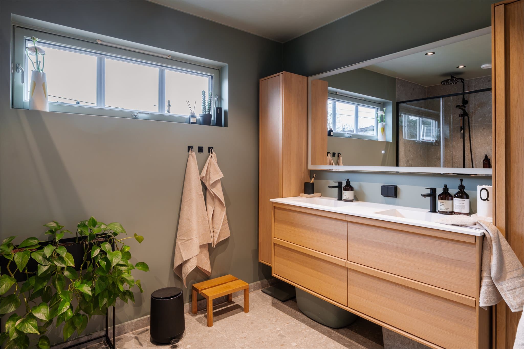 Badet har lekre servantskap fra Haven og blandebatterier fra Tapwell.