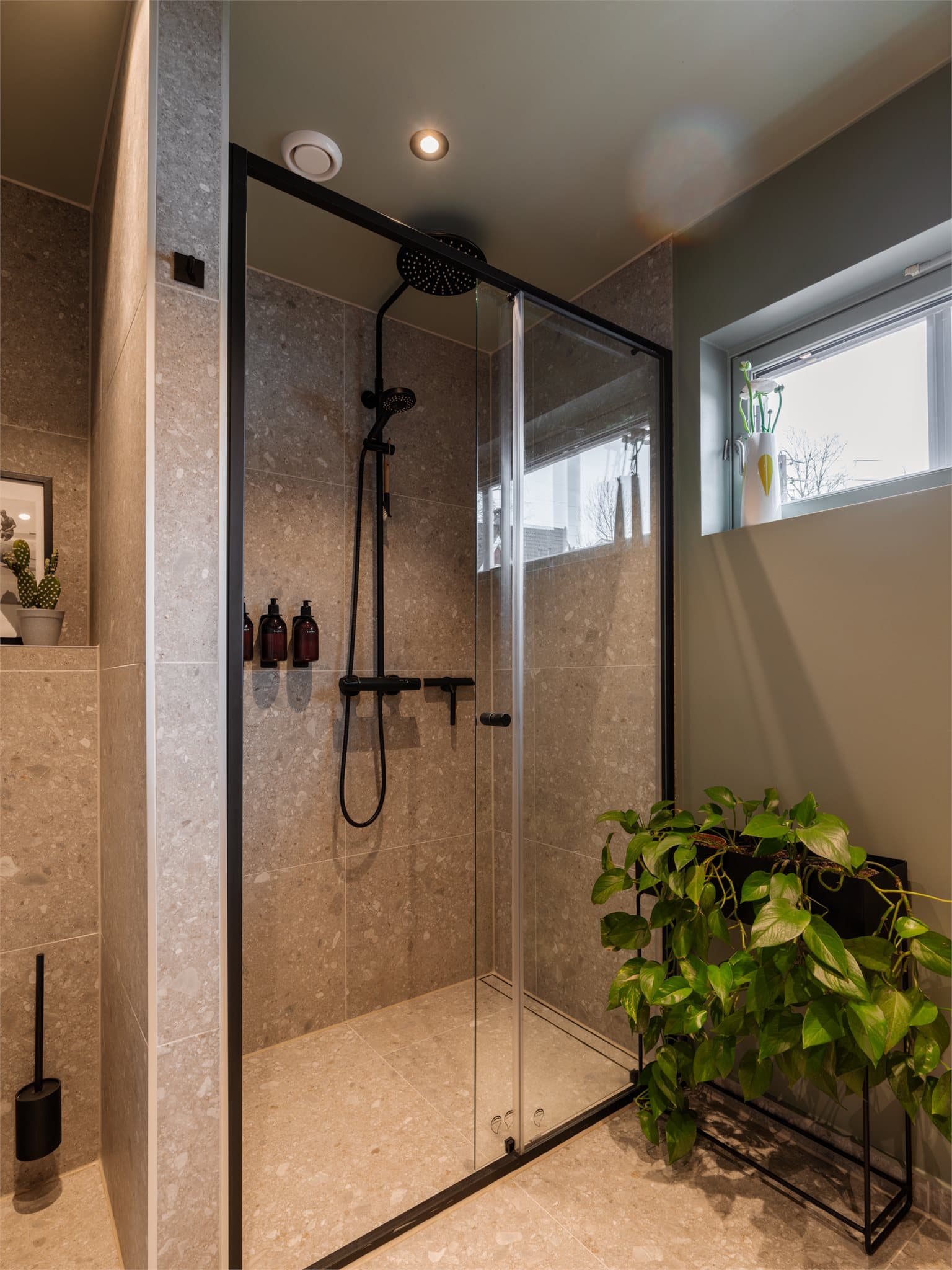 Romslig dusjnisje med regnfallsdusj som gir en behagelig dusjopplevelse.