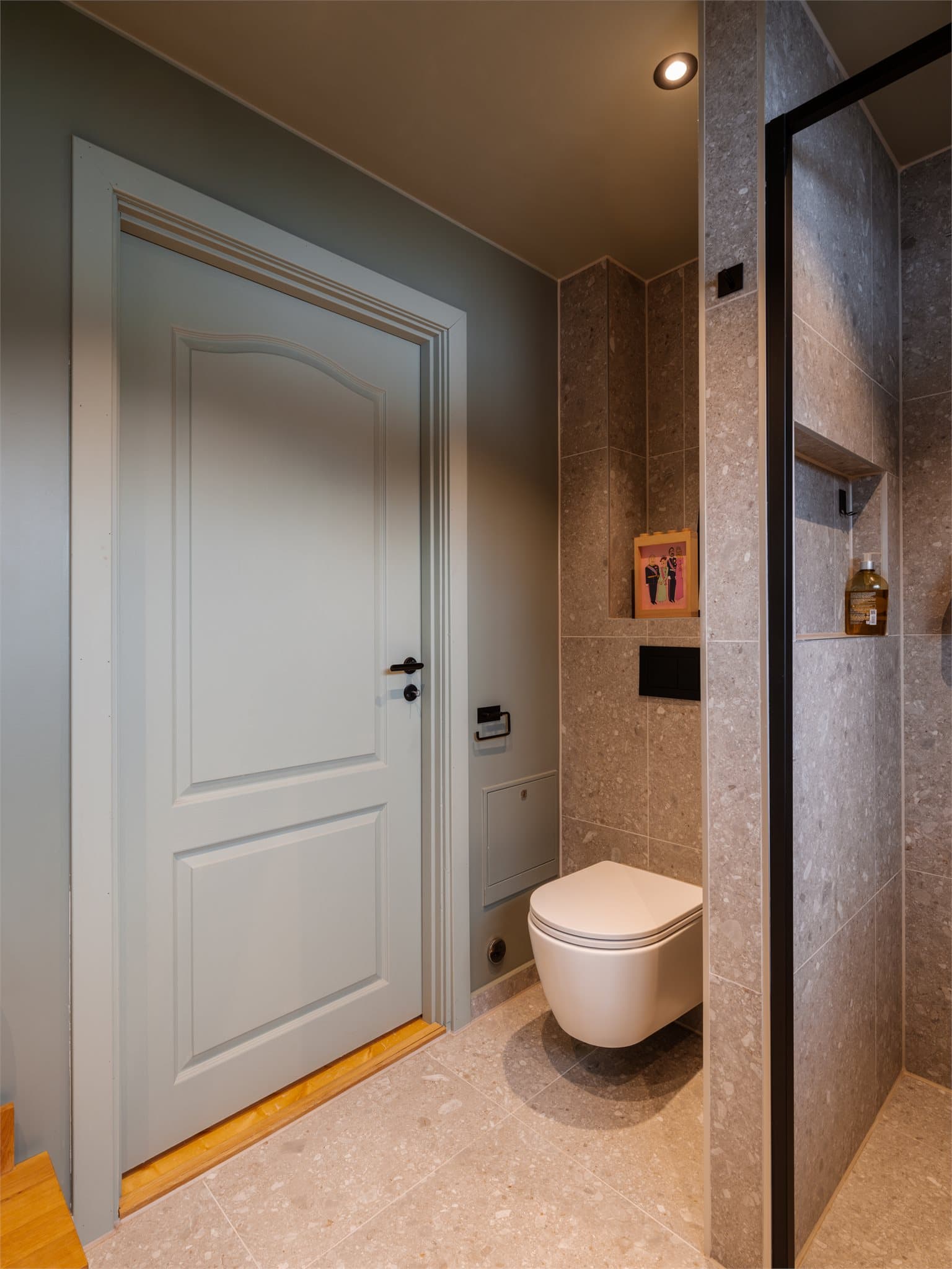 Det er selvsagt varme i gulvet og et vegghengt toalett.