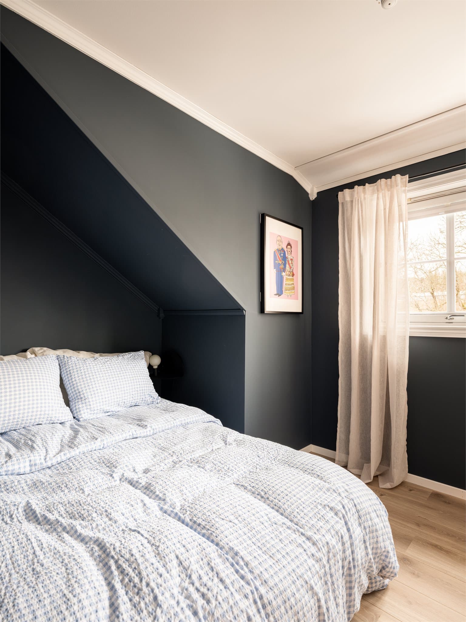 Innbydende soverom med plass til dobbeltseng.