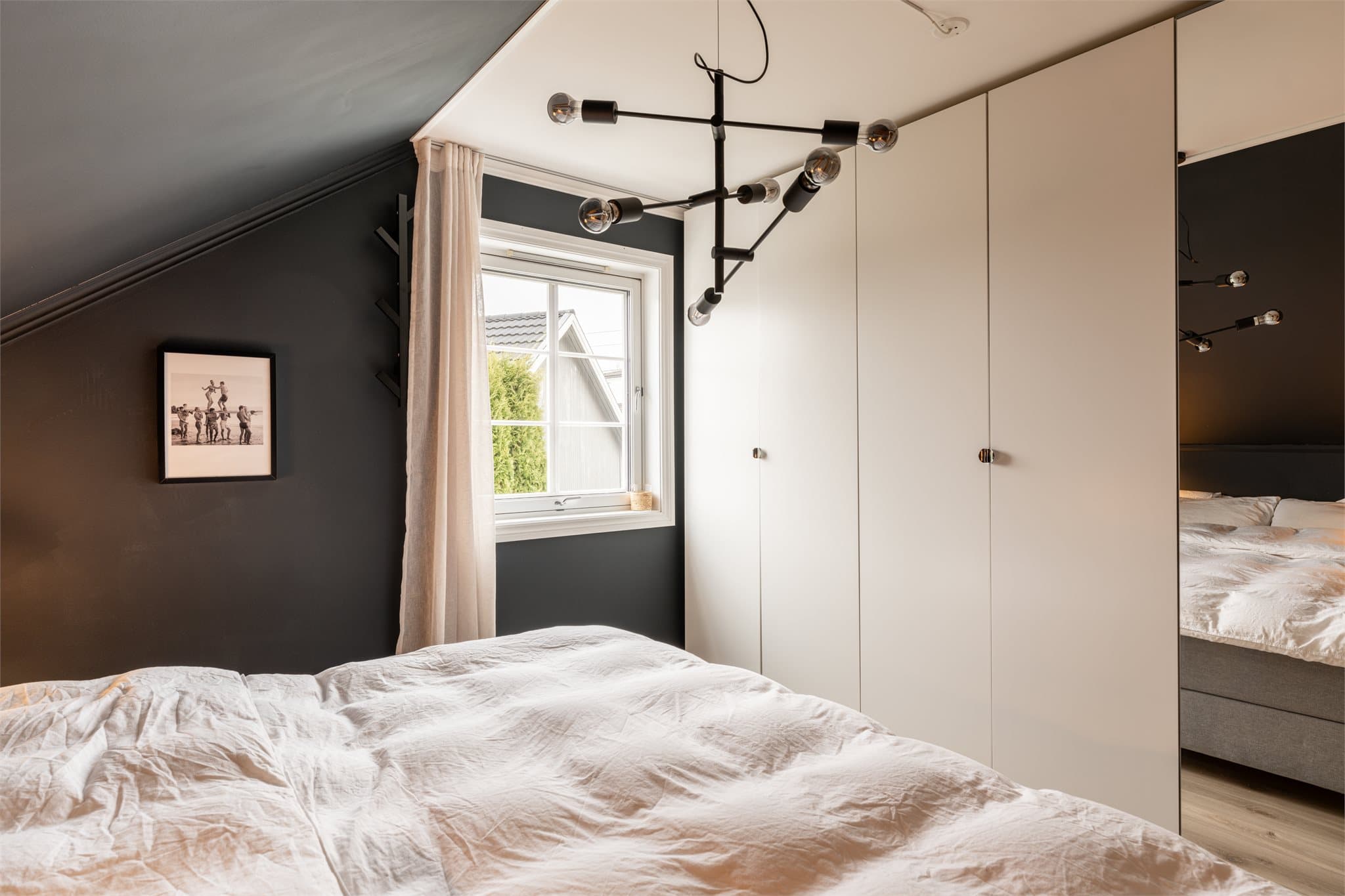 En romslig garderobe gir gode oppbevaringsmuligheter og gjør det enkelt å holde orden i klær og sko.