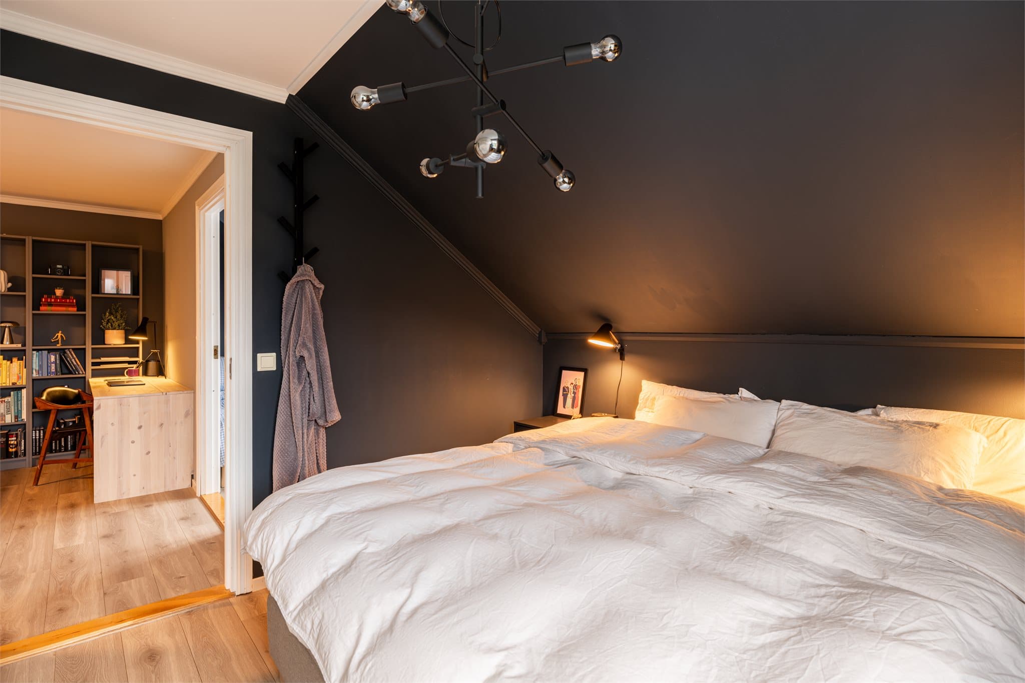 Soverommet er malt i en mørk farge som gir rommet et rolig og behagelig uttrykk.