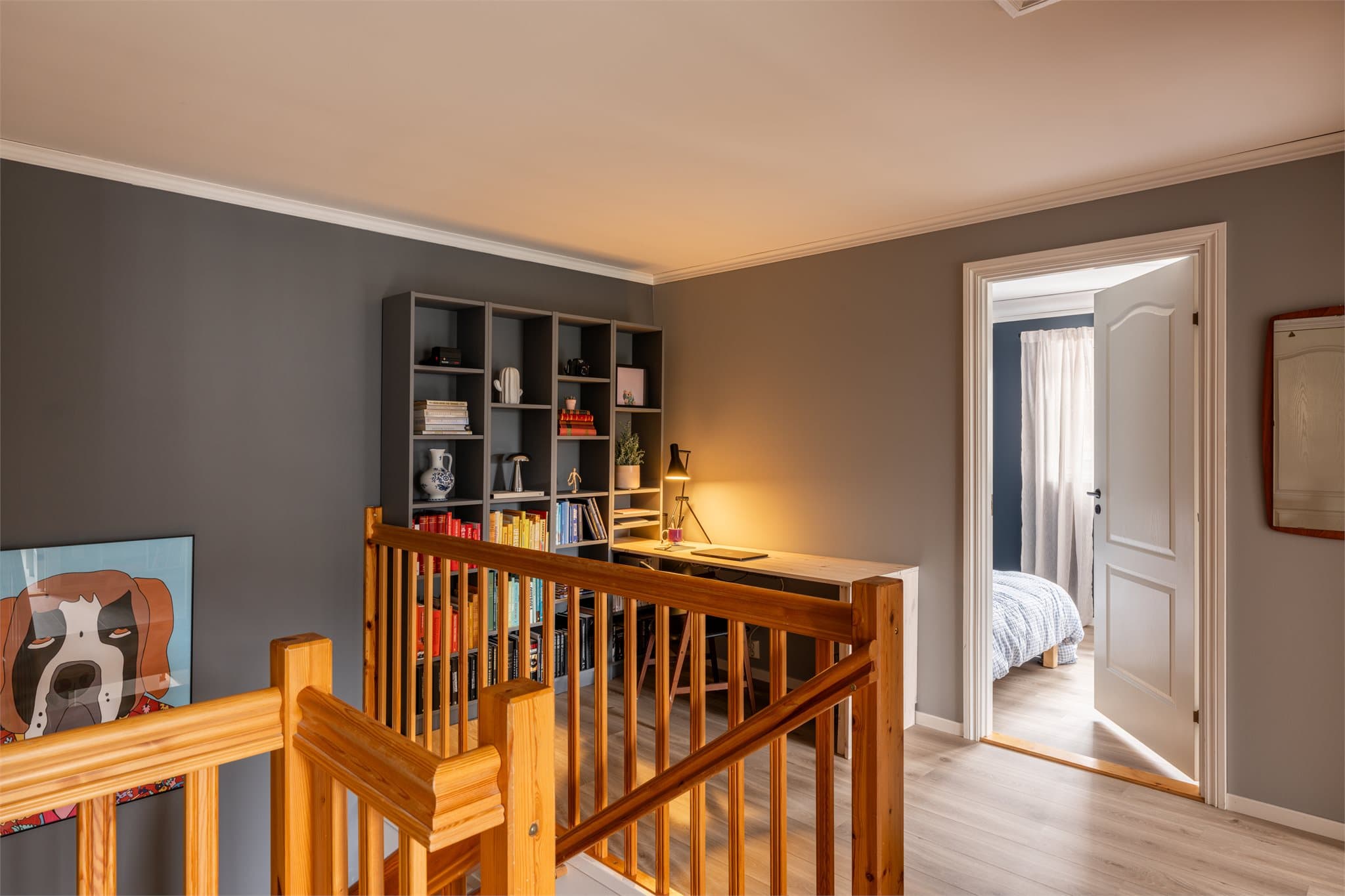 Denne etasjen har tre soverom, bad og et romslig trapperom.