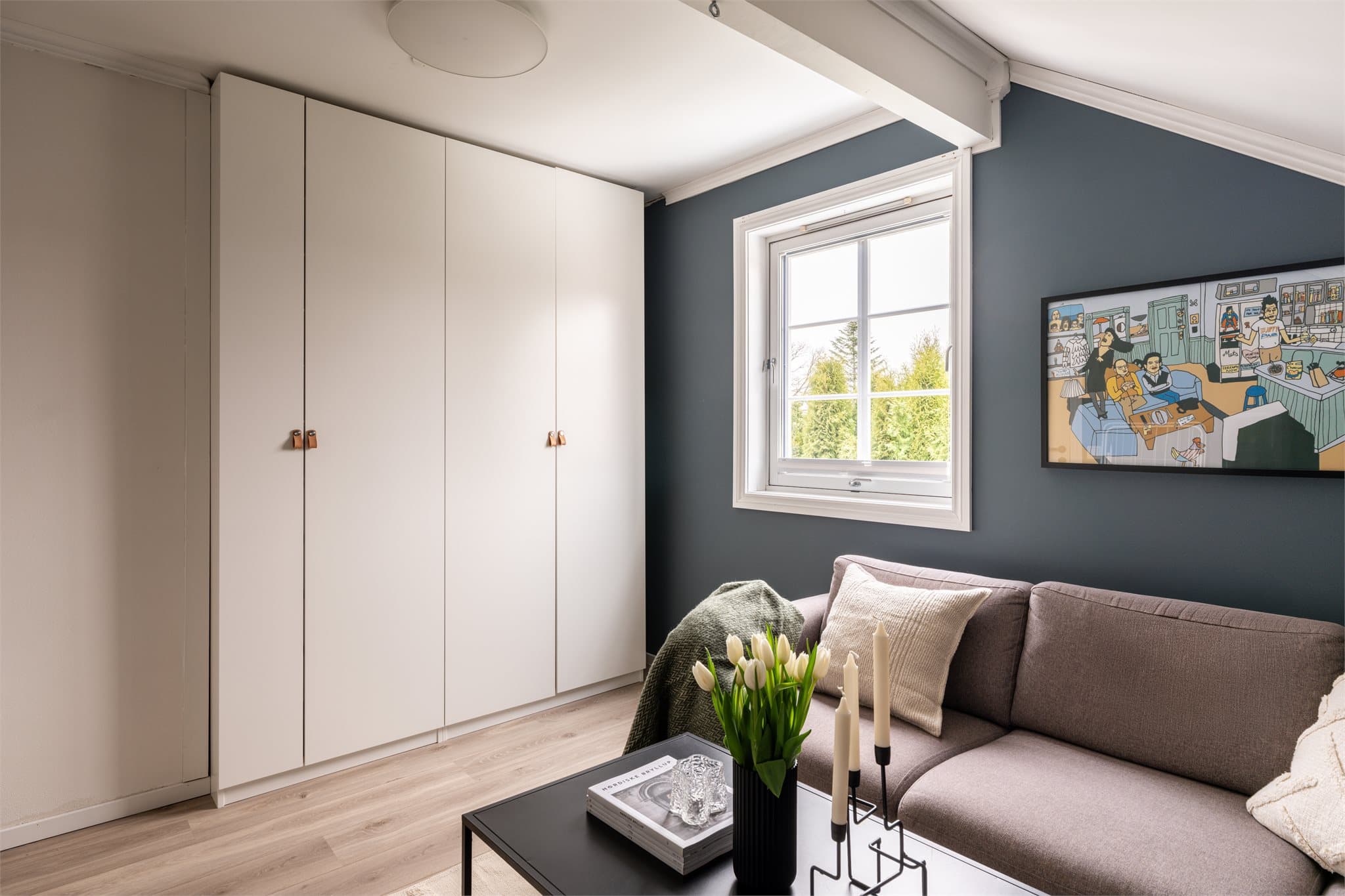 Rikelig med skapplass i stor garderobeløsning.