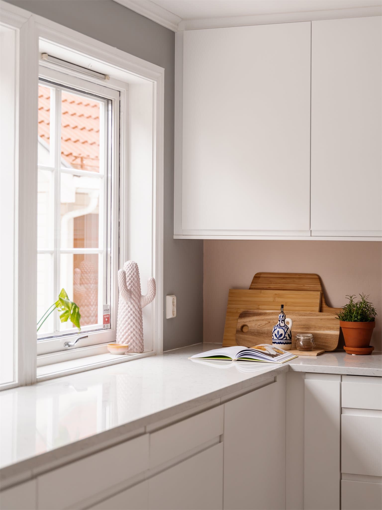 Kjøkkenet har god oppbevaringsplass i skuffer og skap som gjør det enkelt å holde orden.