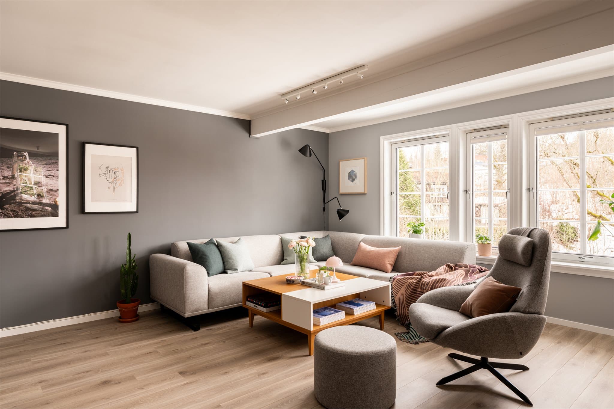 Et moderne hjem med svært god planløsning som oppleves både sosial og luftig.