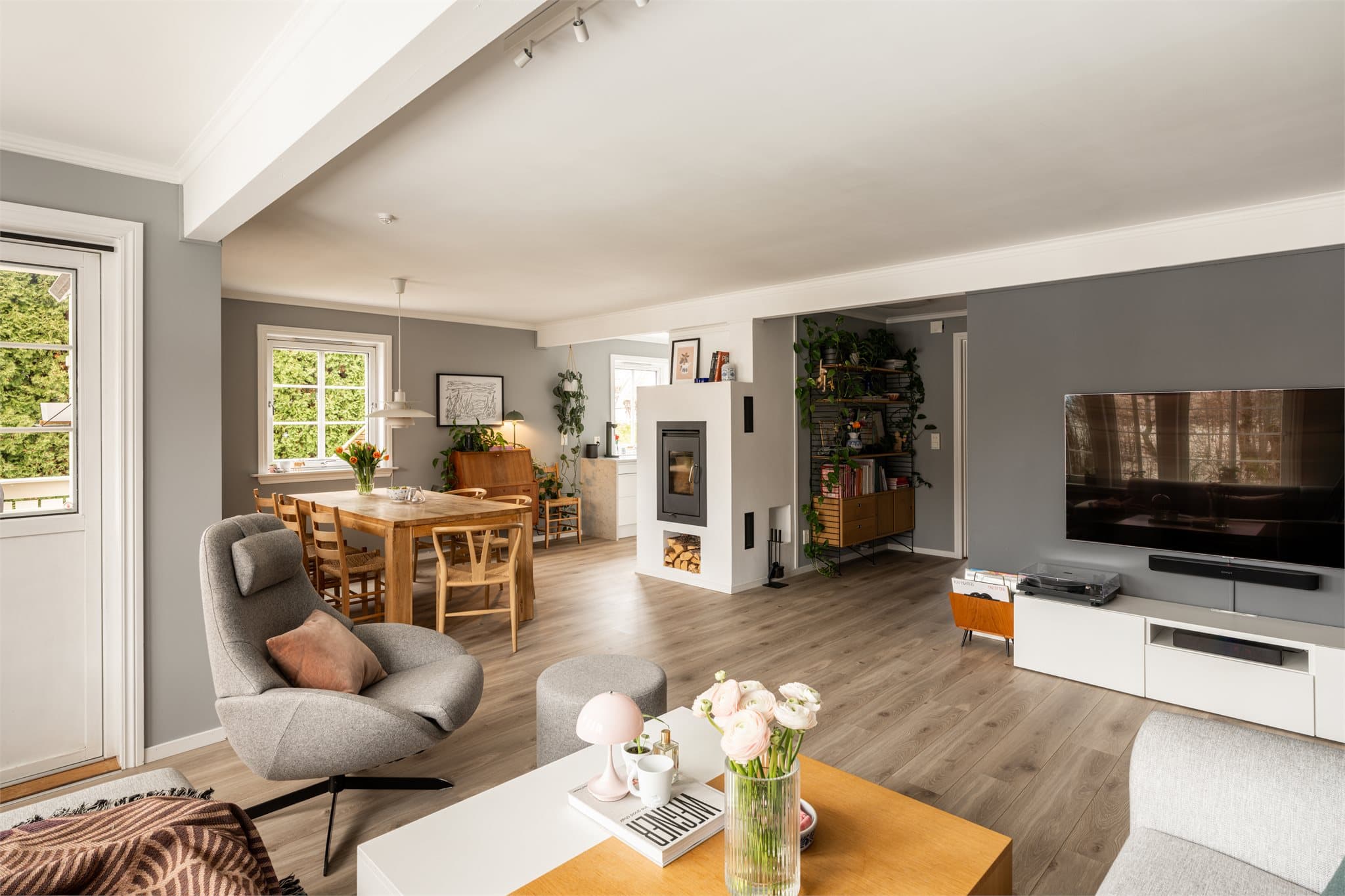 Den åpne stue - og kjøkkenløsningen inviterer til sosiale stunder sammen med familie og gode venner.