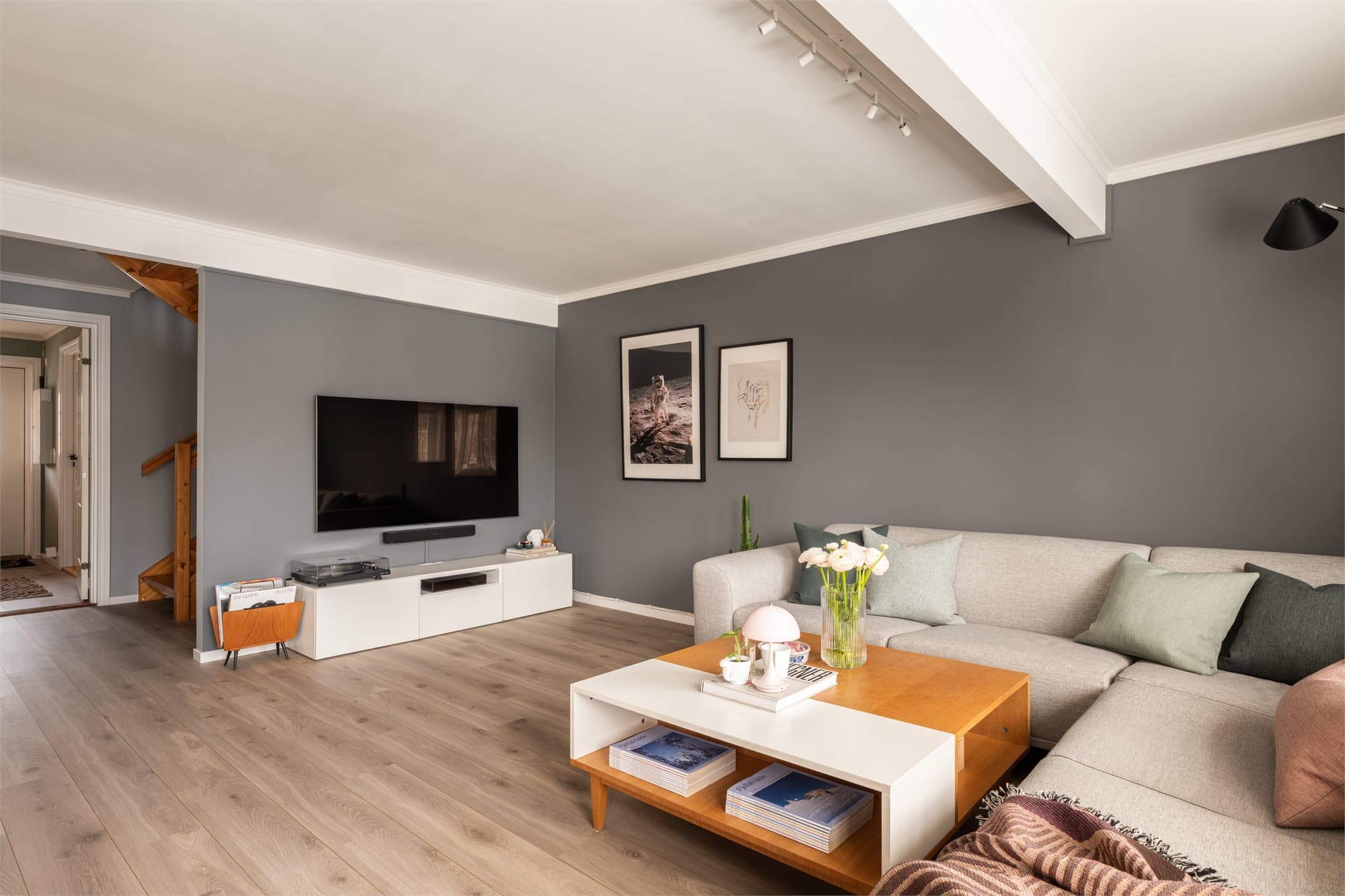 Stuen er romslig og gir rom for en stor sofa som man kan krype opp i.