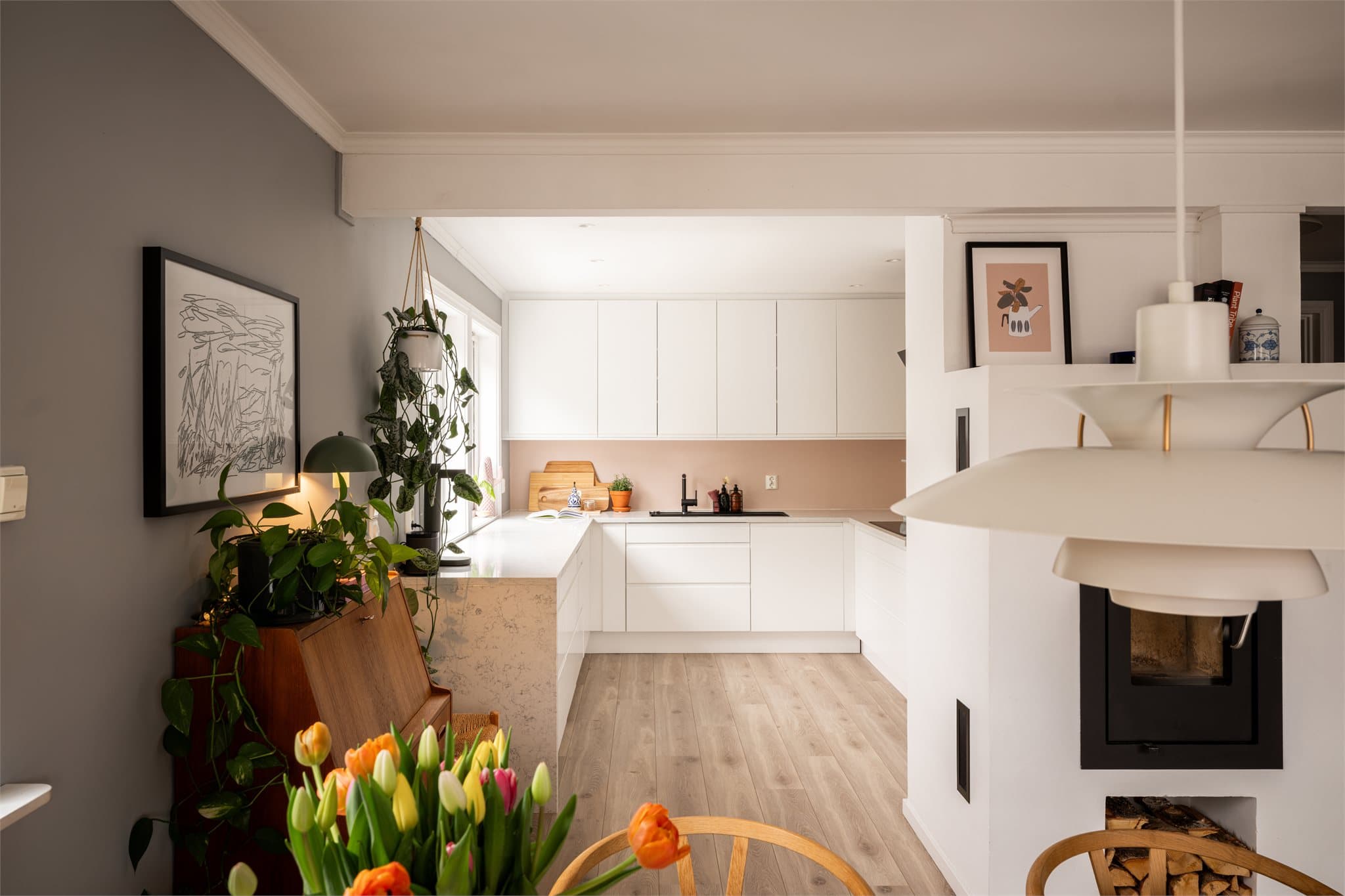 Kjøkkenet er praktisk plassert, adskilt fra stuen – likevel en del av et fantastisk allrom!