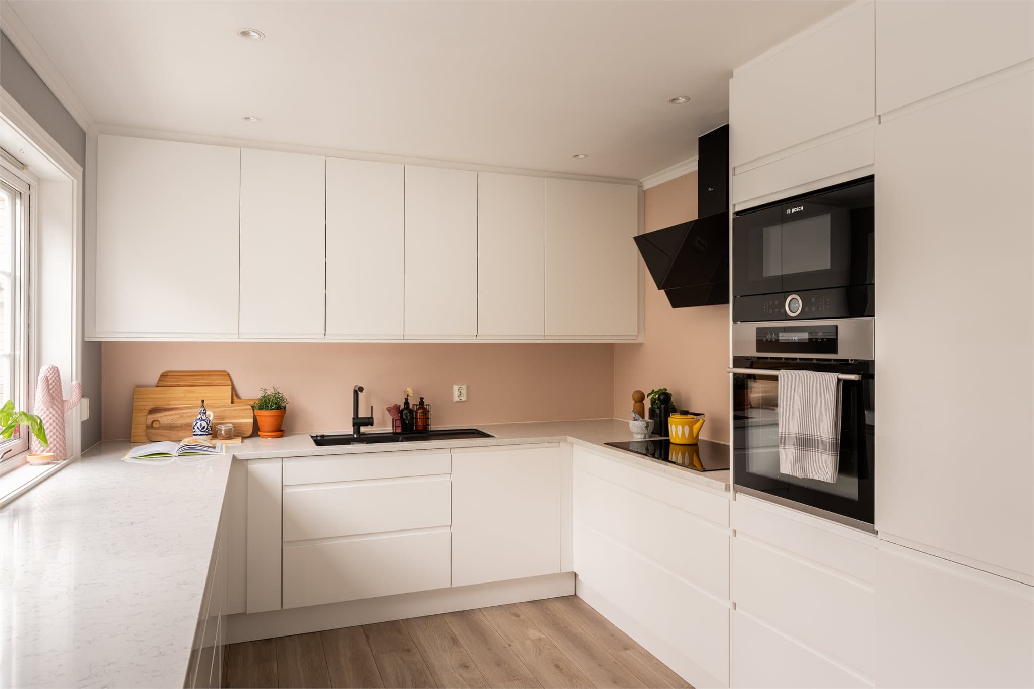 Stilrent kjøkken med en slitesterk benkeplate i stein.